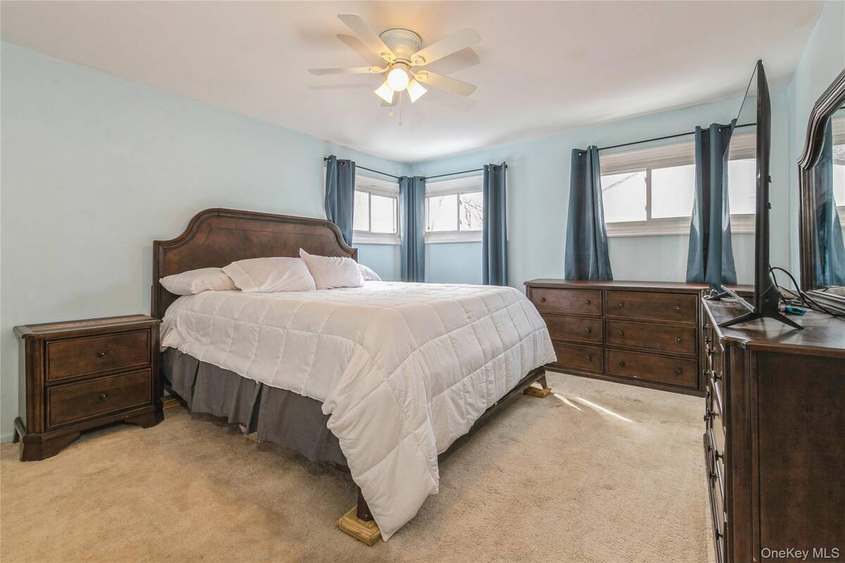 #11 photo, 10 Hickory Street, सफ़ोक काउंटी Central Islip , NY 11722