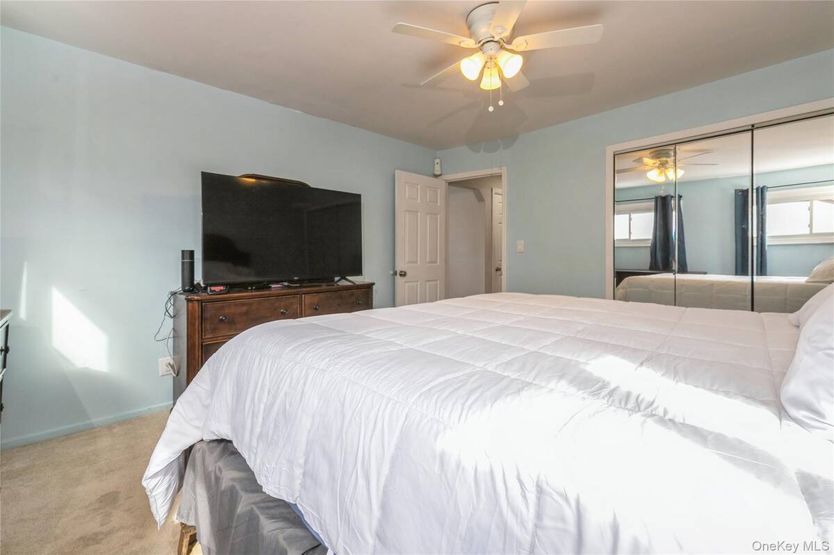 #12 photo, 10 Hickory Street, सफ़ोक काउंटी Central Islip , NY 11722