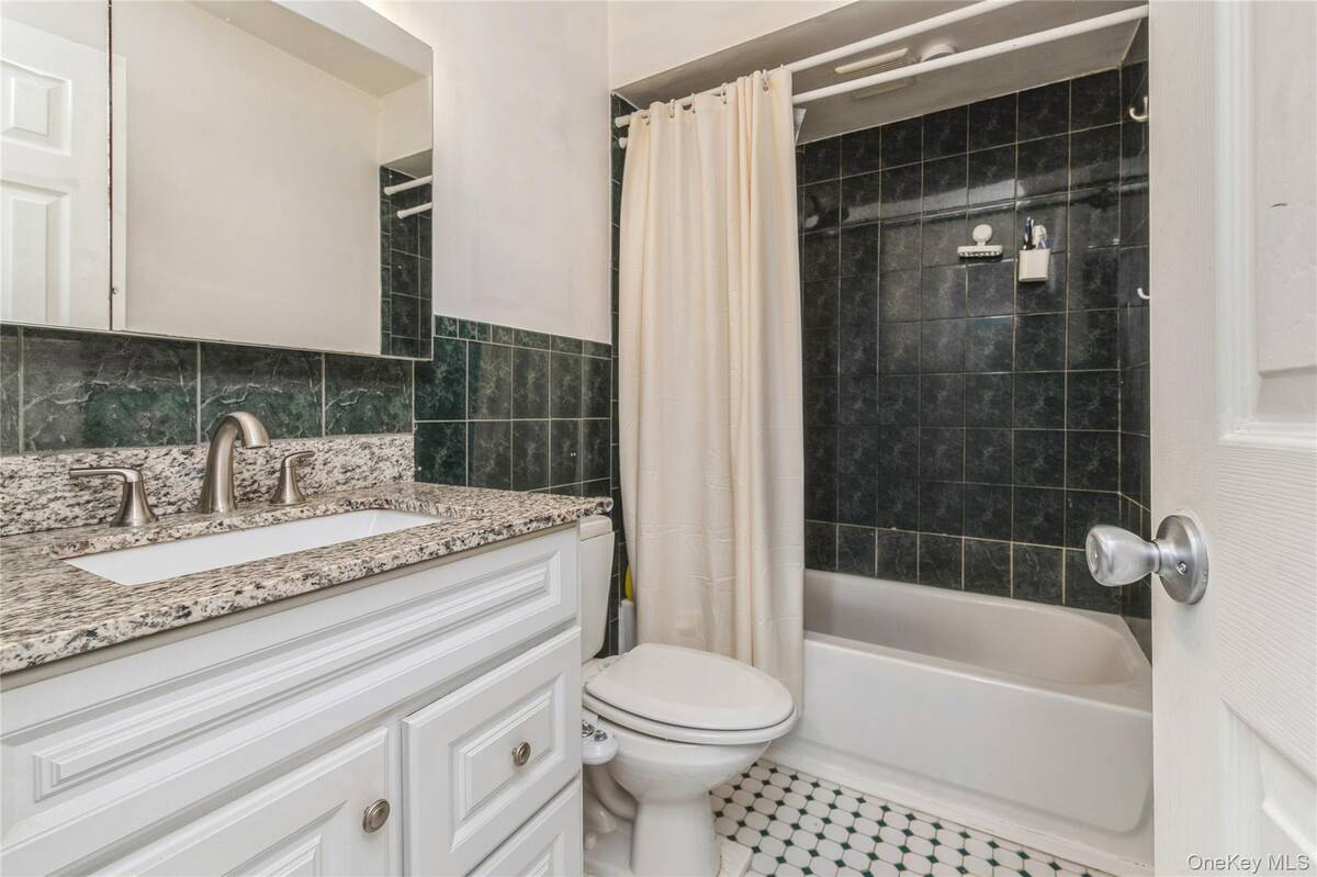 #14 photo, 10 Hickory Street, सफ़ोक काउंटी Central Islip , NY 11722