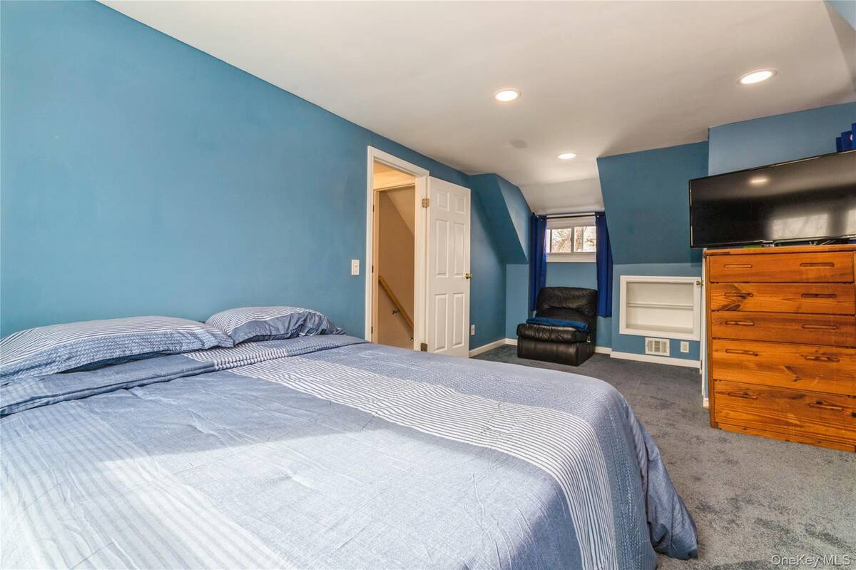 #17 photo, 10 Hickory Street, सफ़ोक काउंटी Central Islip , NY 11722