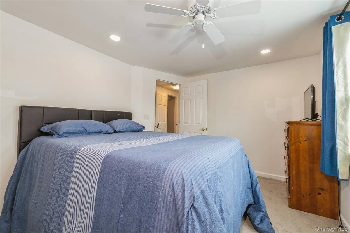 #21 photo, 10 Hickory Street, सफ़ोक काउंटी Central Islip , NY 11722