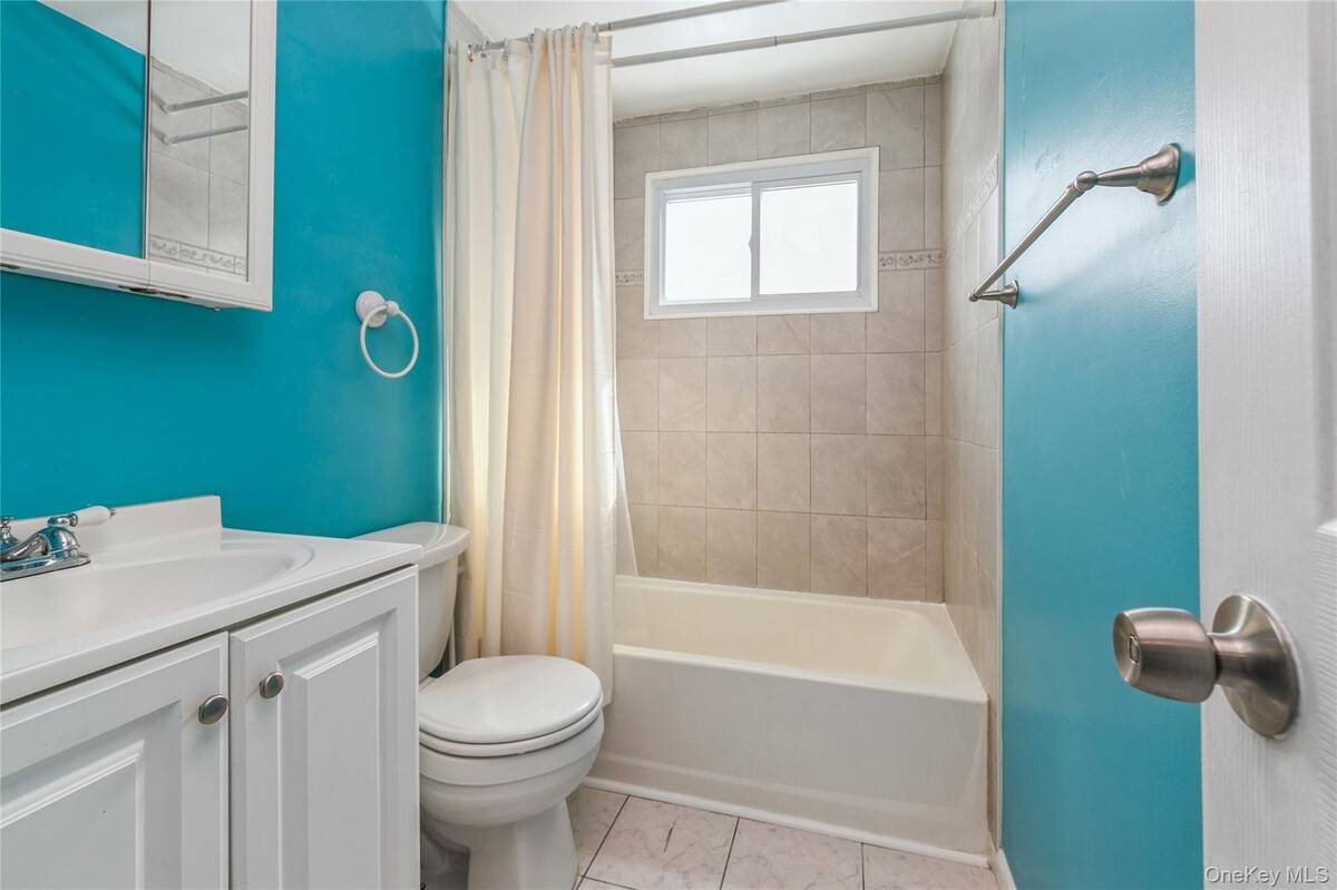 #22 photo, 10 Hickory Street, सफ़ोक काउंटी Central Islip , NY 11722