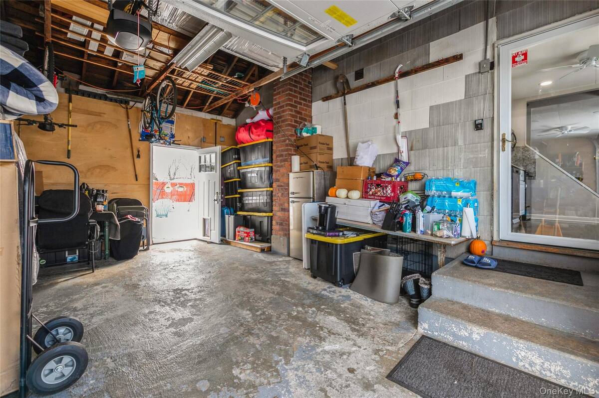 #24 photo, 10 Hickory Street, सफ़ोक काउंटी Central Islip , NY 11722