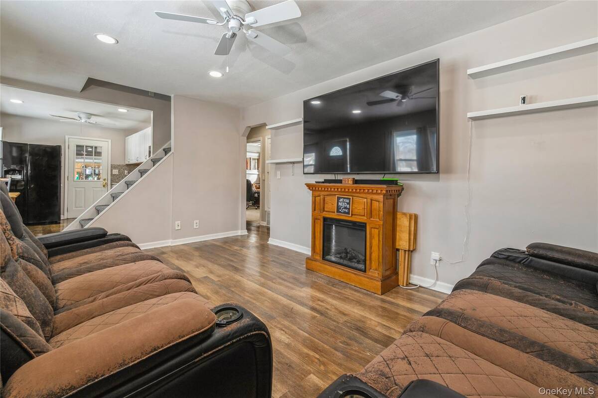 #4 photo, 10 Hickory Street, सफ़ोक काउंटी Central Islip , NY 11722