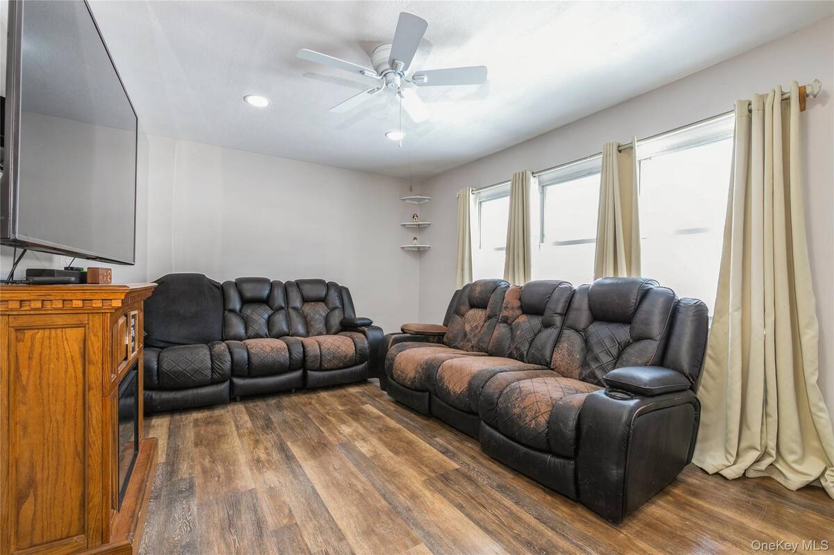 #6 photo, 10 Hickory Street, सफ़ोक काउंटी Central Islip , NY 11722