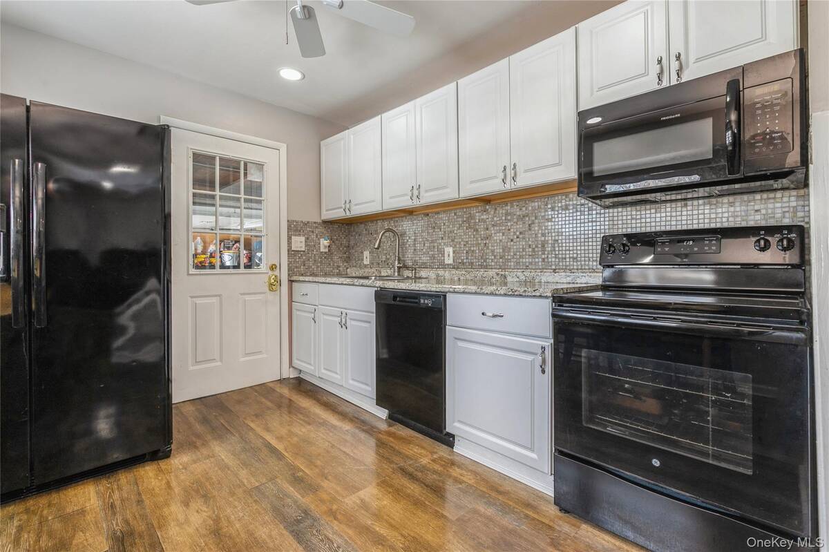 #7 photo, 10 Hickory Street, सफ़ोक काउंटी Central Islip , NY 11722