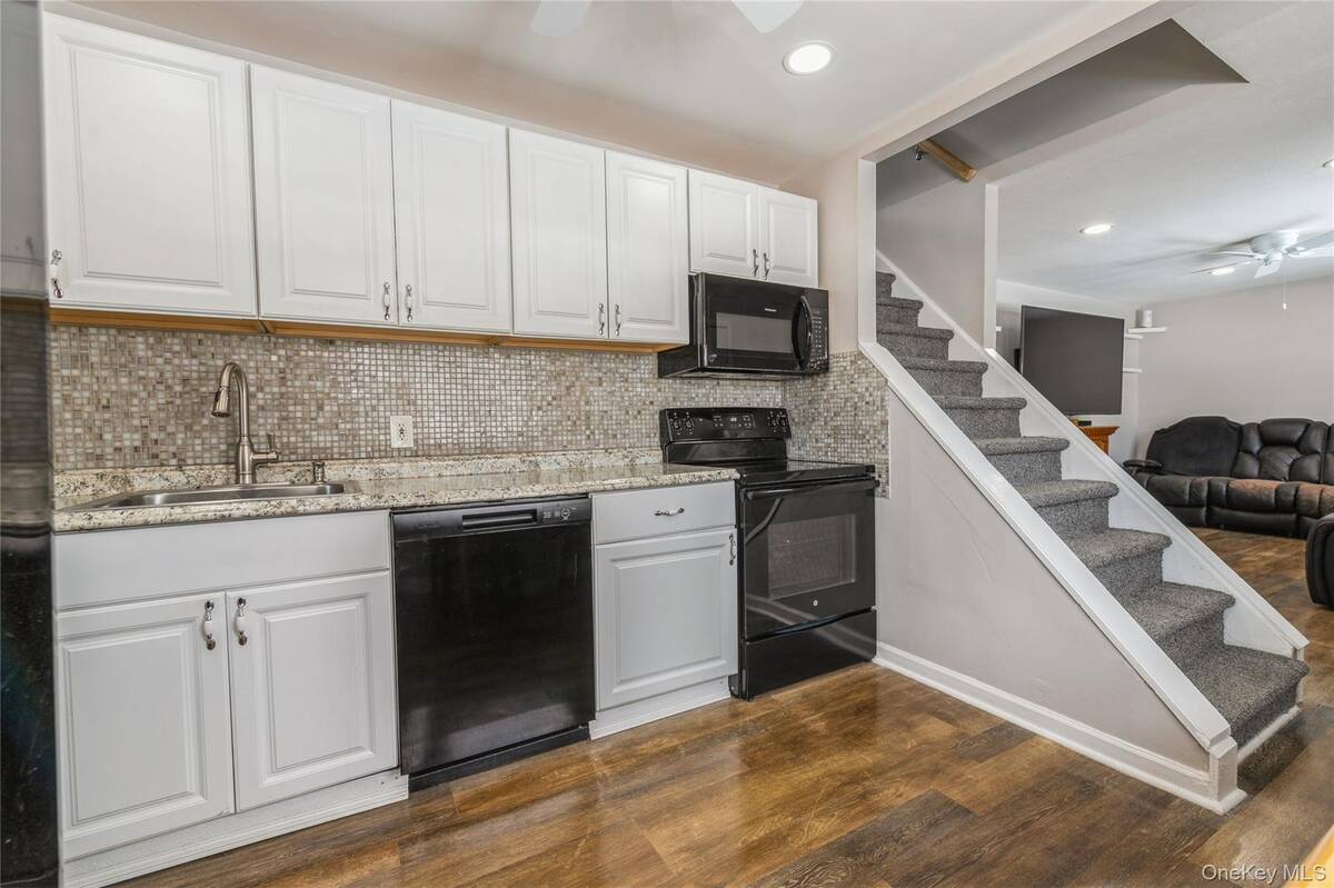 #9 photo, 10 Hickory Street, सफ़ोक काउंटी Central Islip , NY 11722