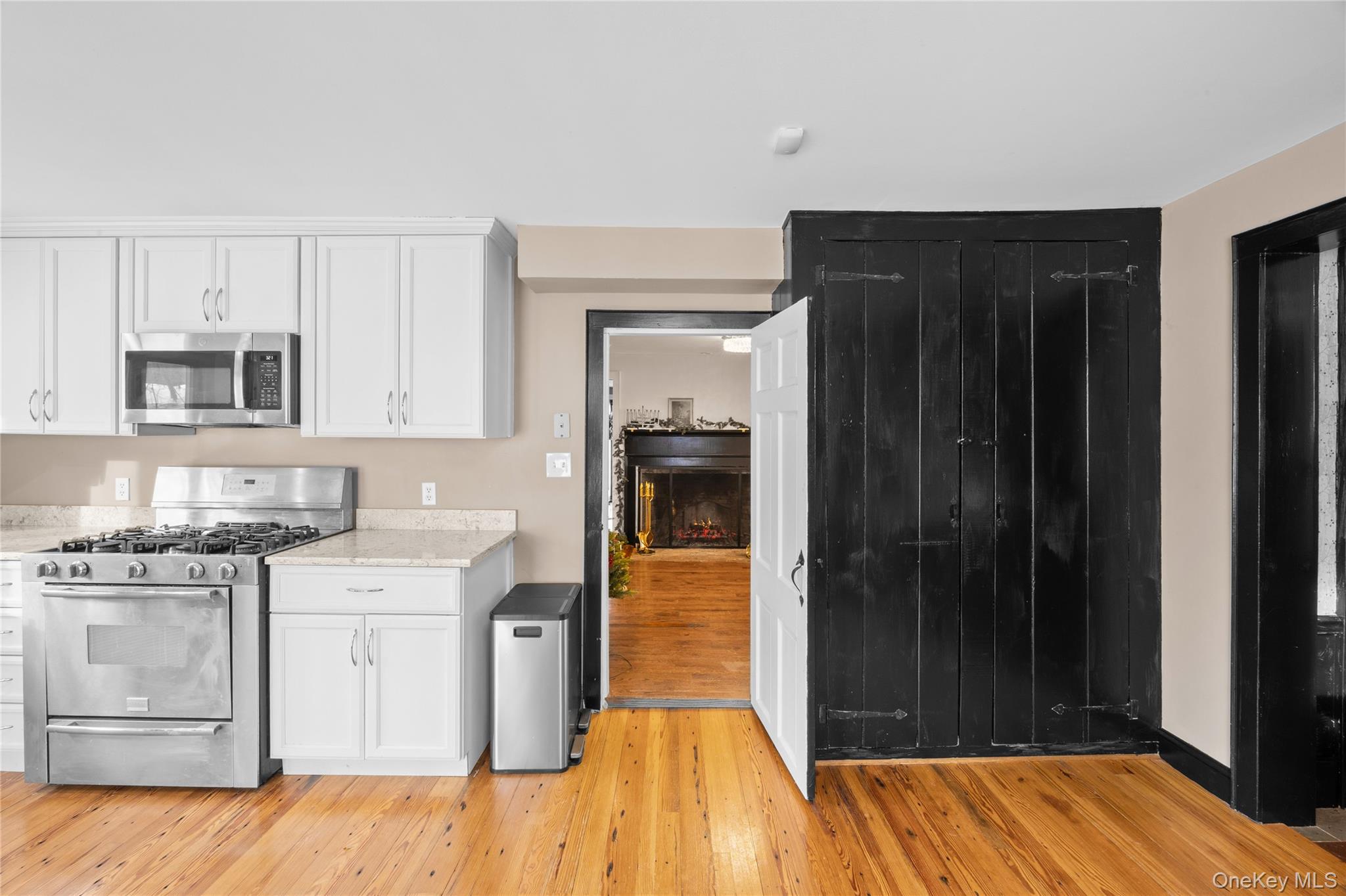 #6 photo, 232 N Country Road, سوفولك Mount Sinai , NY 11766