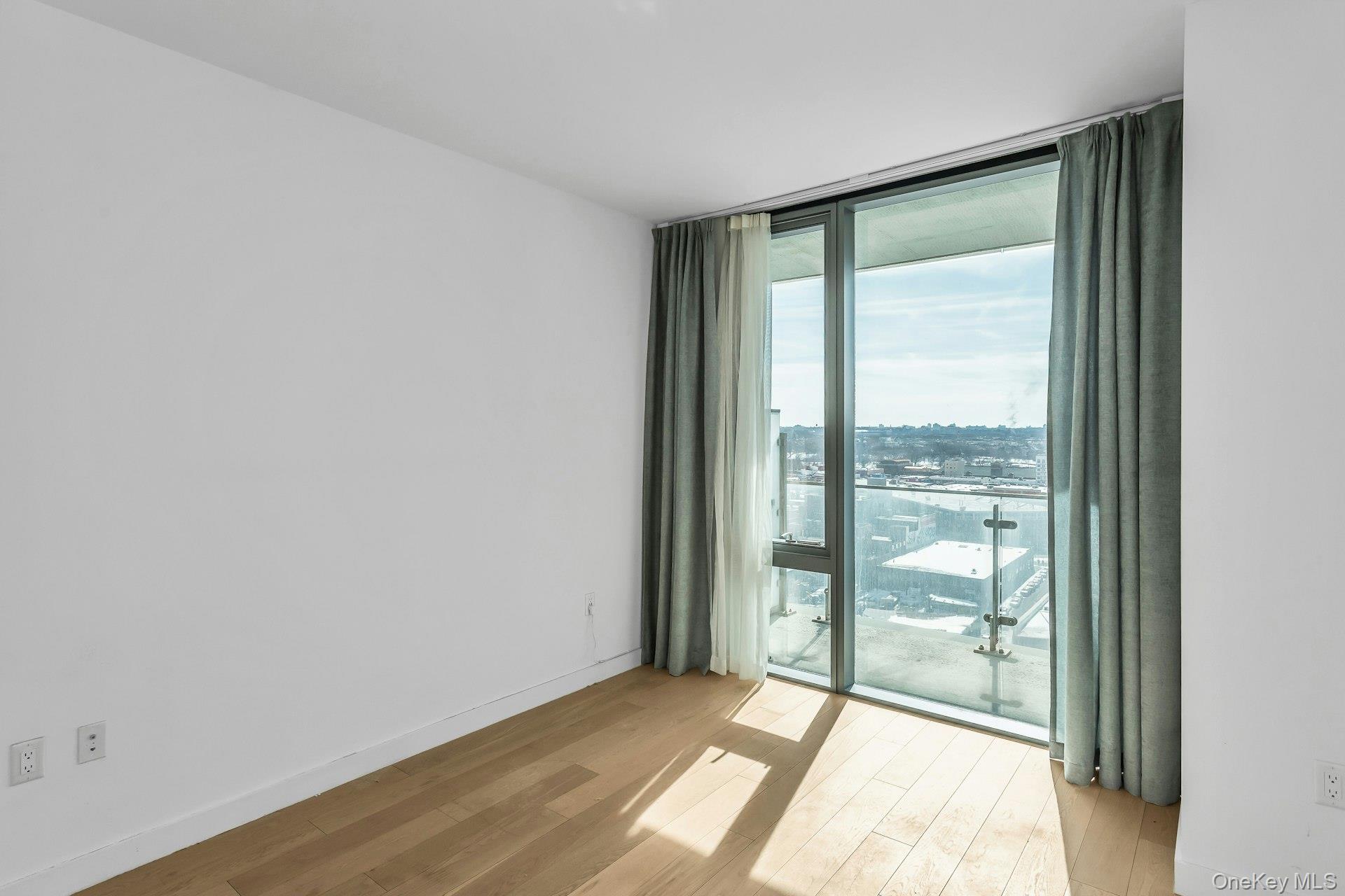 #13 photo, 131-01 40th Road, كوينز Flushing , NY 11354