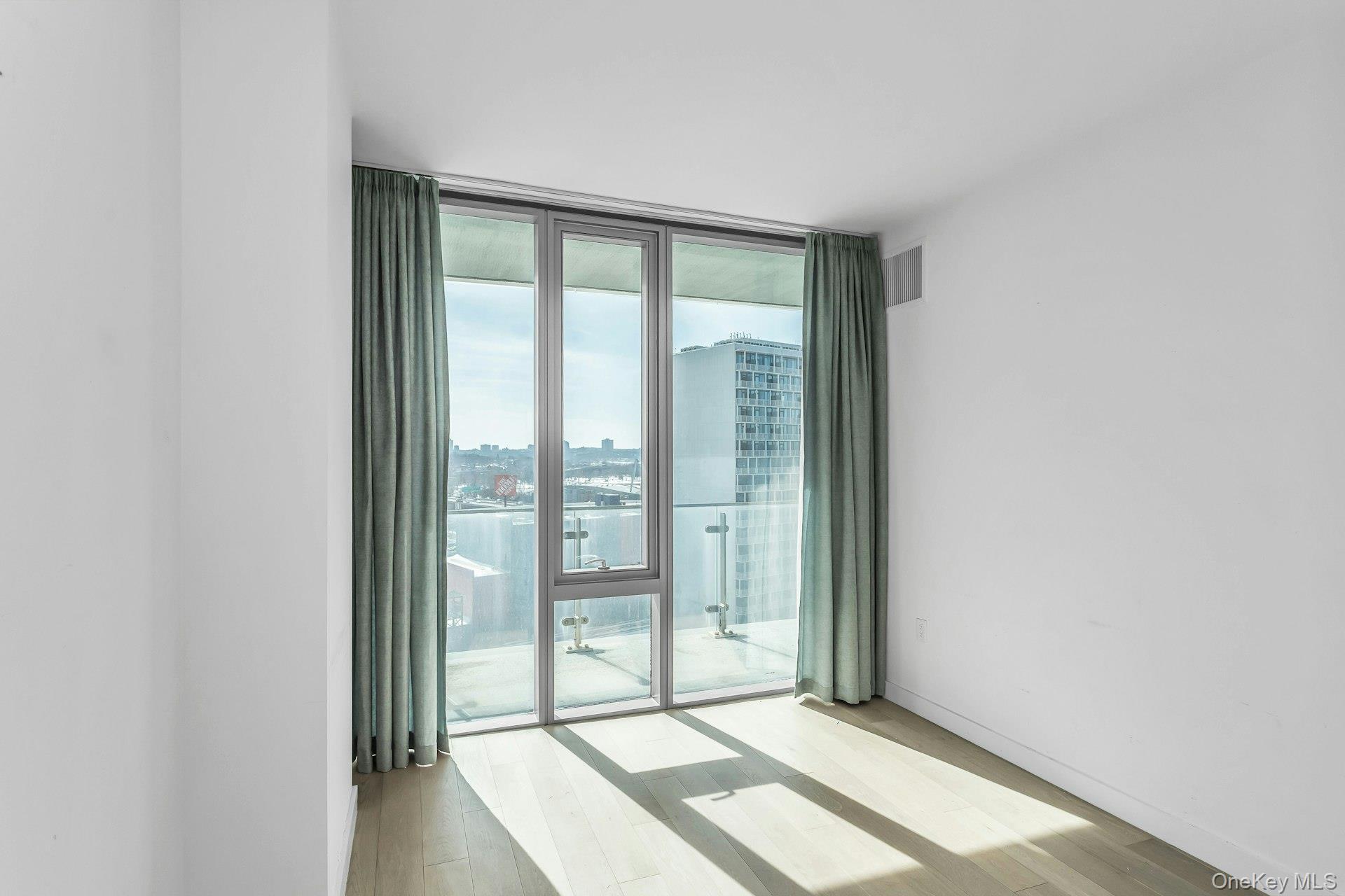 #17 photo, 131-01 40th Road, كوينز Flushing , NY 11354