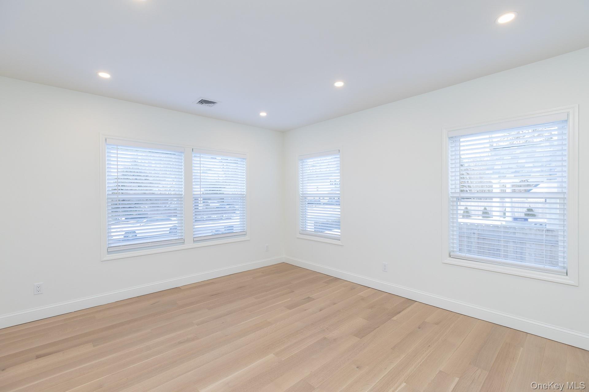 #10 photo, 28 Locust, सफ़ोक काउंटी Bayport , NY 11705