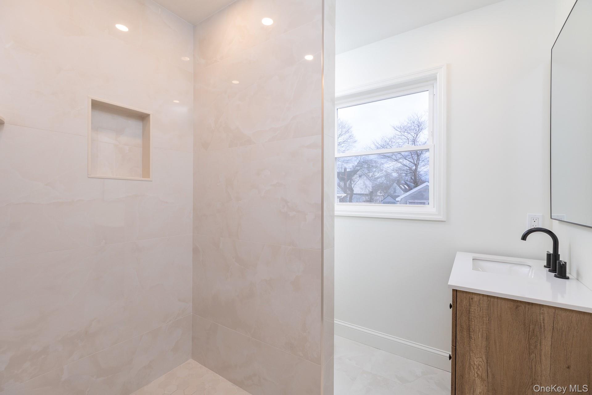 #11 photo, 28 Locust, सफ़ोक काउंटी Bayport , NY 11705