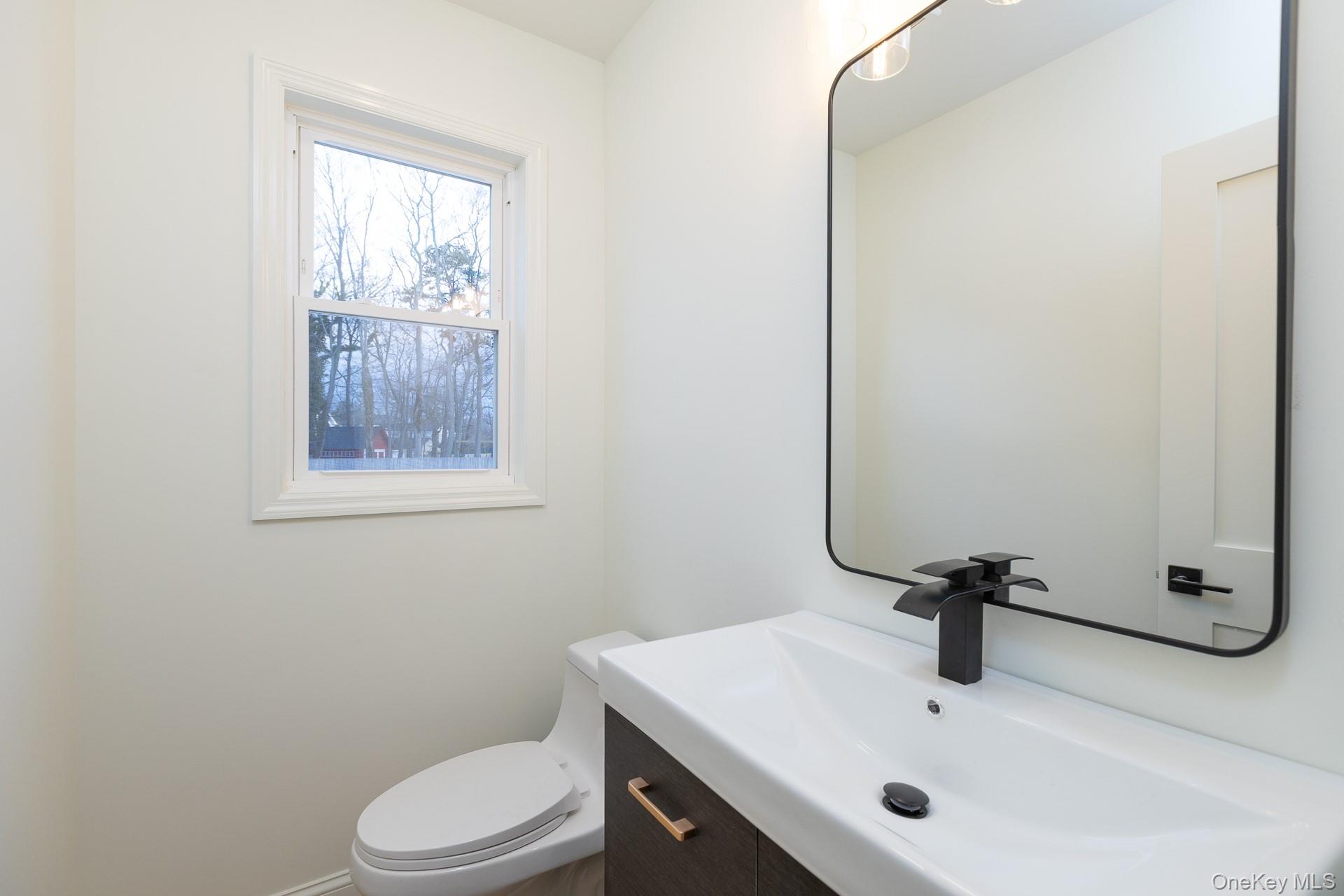 #13 photo, 28 Locust, सफ़ोक काउंटी Bayport , NY 11705