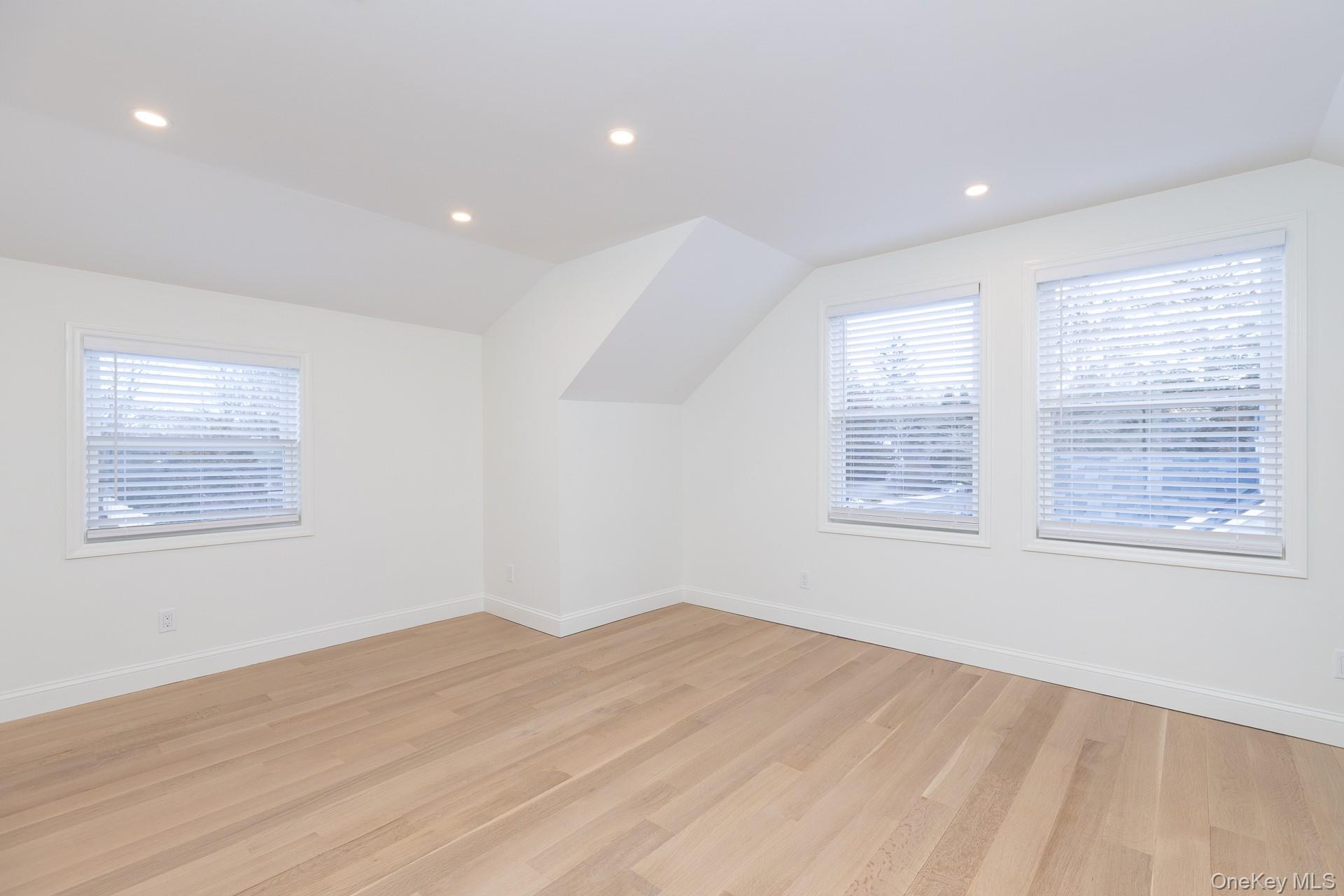 #14 photo, 28 Locust, सफ़ोक काउंटी Bayport , NY 11705