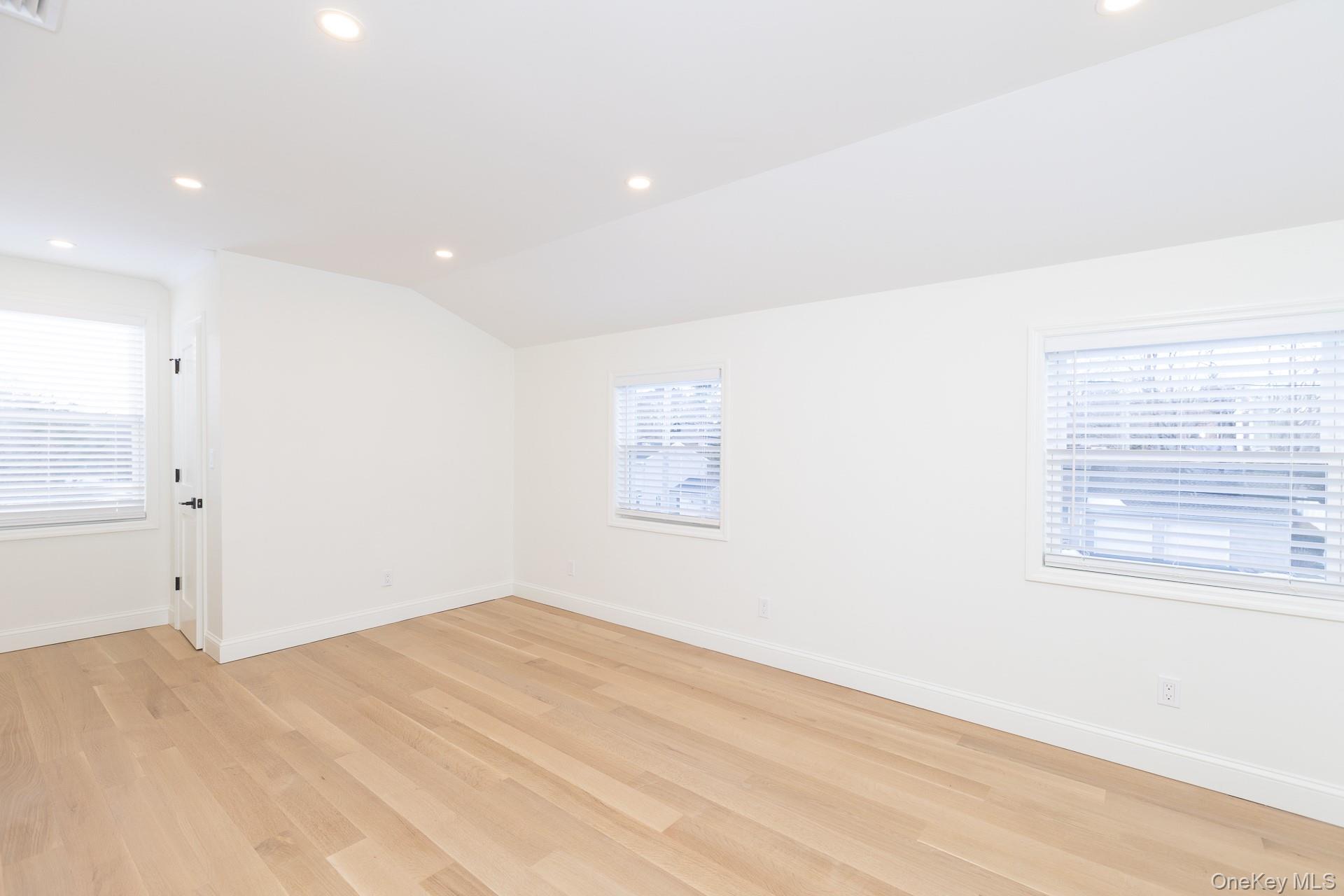 #17 photo, 28 Locust, सफ़ोक काउंटी Bayport , NY 11705