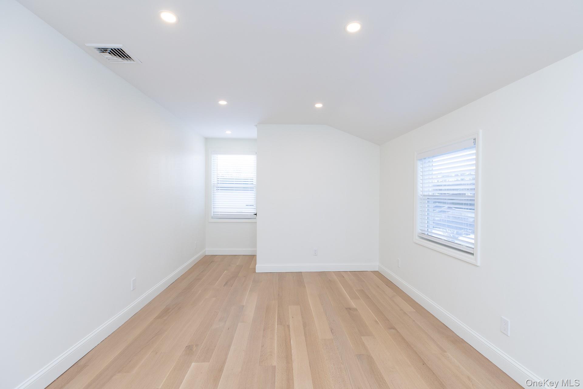 #18 photo, 28 Locust, सफ़ोक काउंटी Bayport , NY 11705