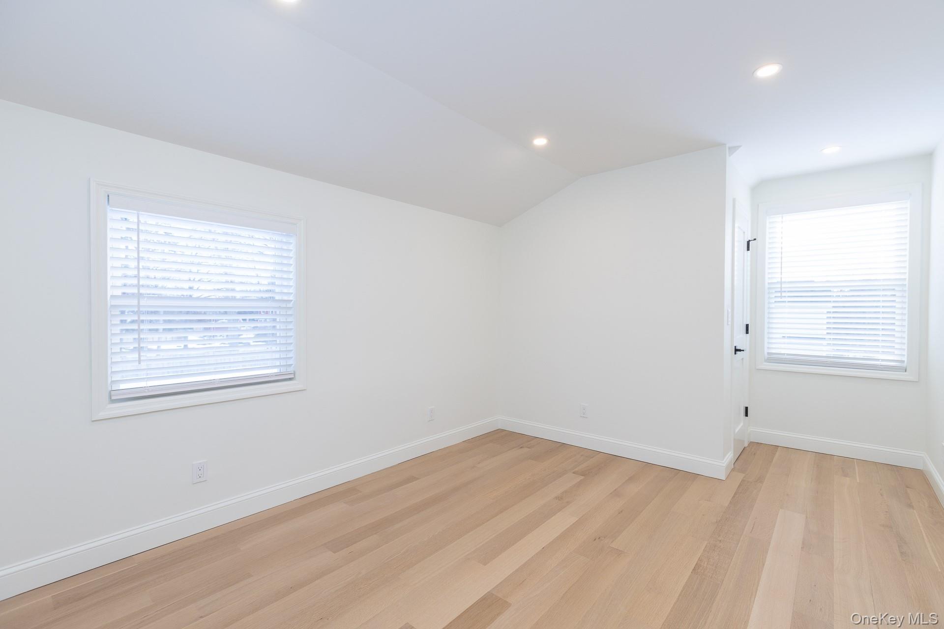 #20 photo, 28 Locust, सफ़ोक काउंटी Bayport , NY 11705