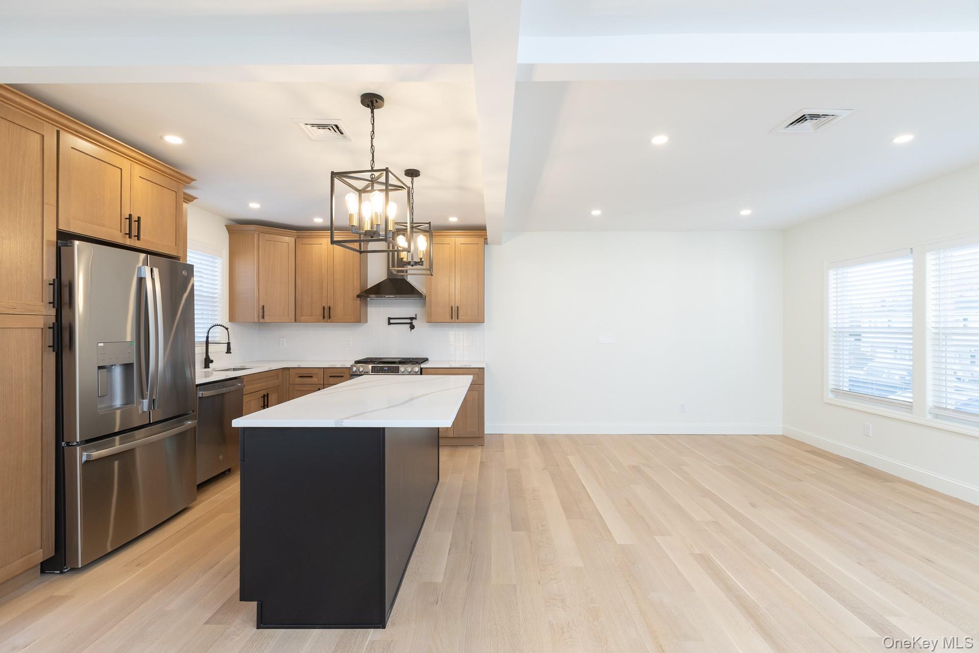 #4 photo, 28 Locust, सफ़ोक काउंटी Bayport , NY 11705