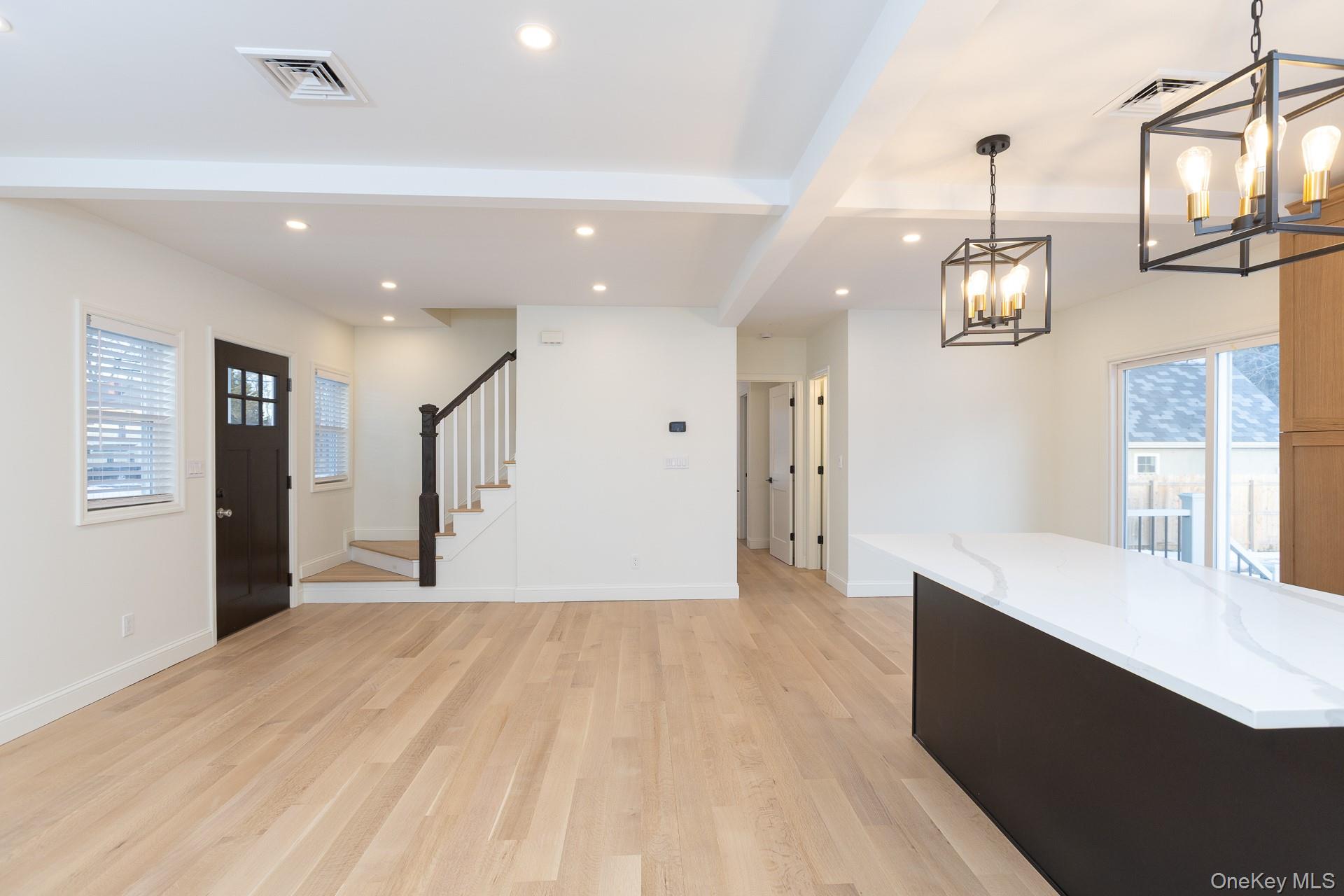 #7 photo, 28 Locust, सफ़ोक काउंटी Bayport , NY 11705