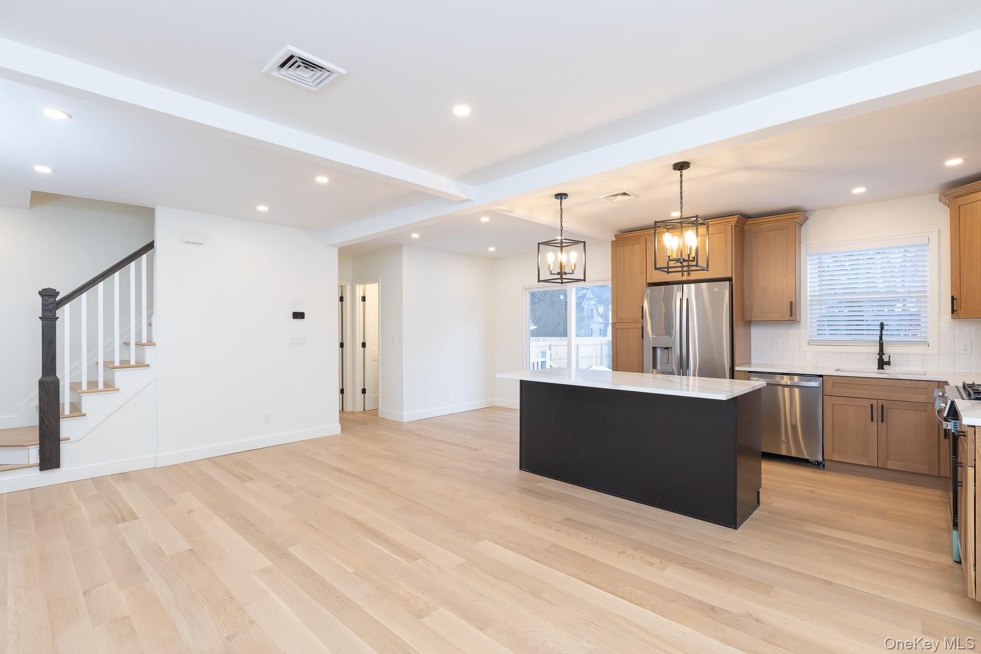 #8 photo, 28 Locust, सफ़ोक काउंटी Bayport , NY 11705