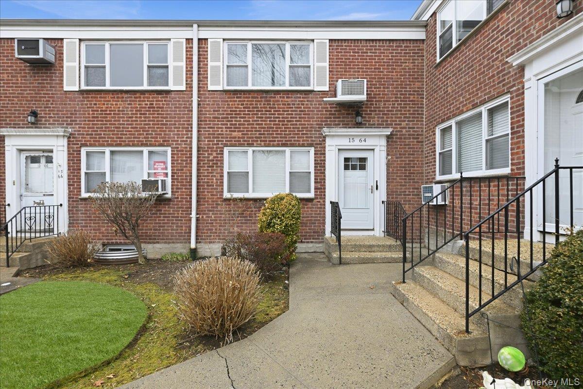 #1 photo, 15-64 212th Street, 뉴욕퀸즈 Bayside , NY 11360