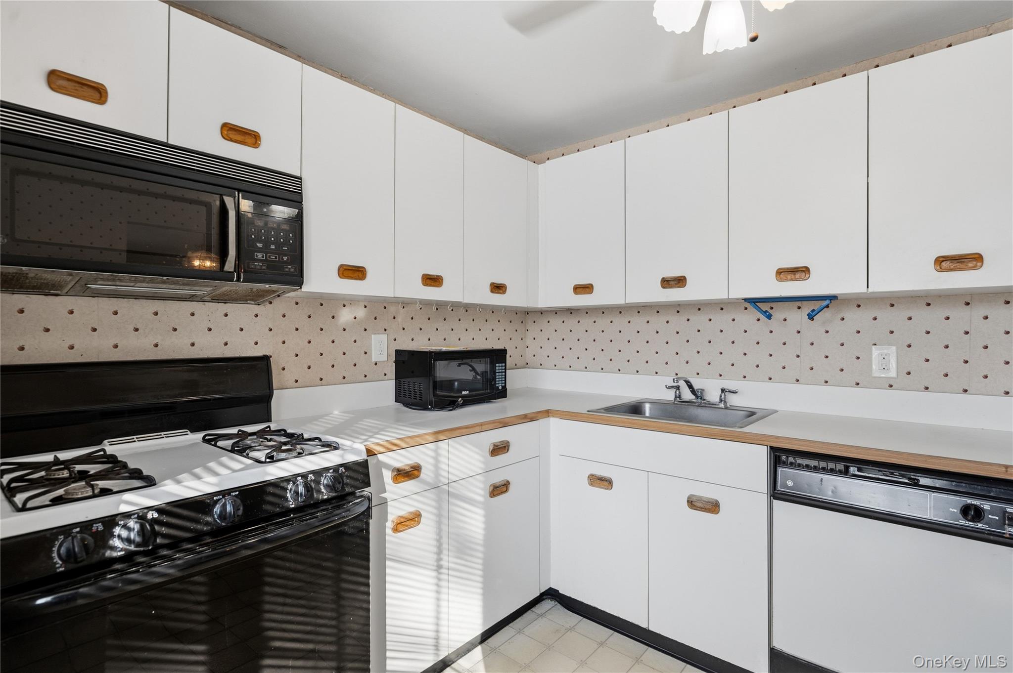 #15 photo, 19 Newbrook, Bay Shore , NY 11706