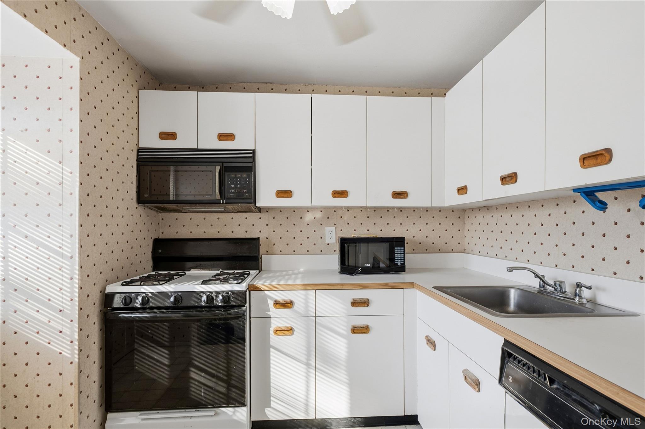 #16 photo, 19 Newbrook, Bay Shore , NY 11706