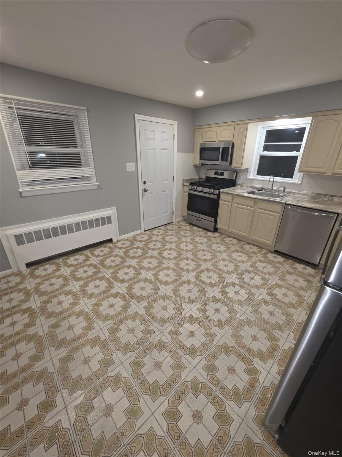 #2 photo, 915 11 street 11 Street, सफ़ोक काउंटी West Babylon , NY 11704