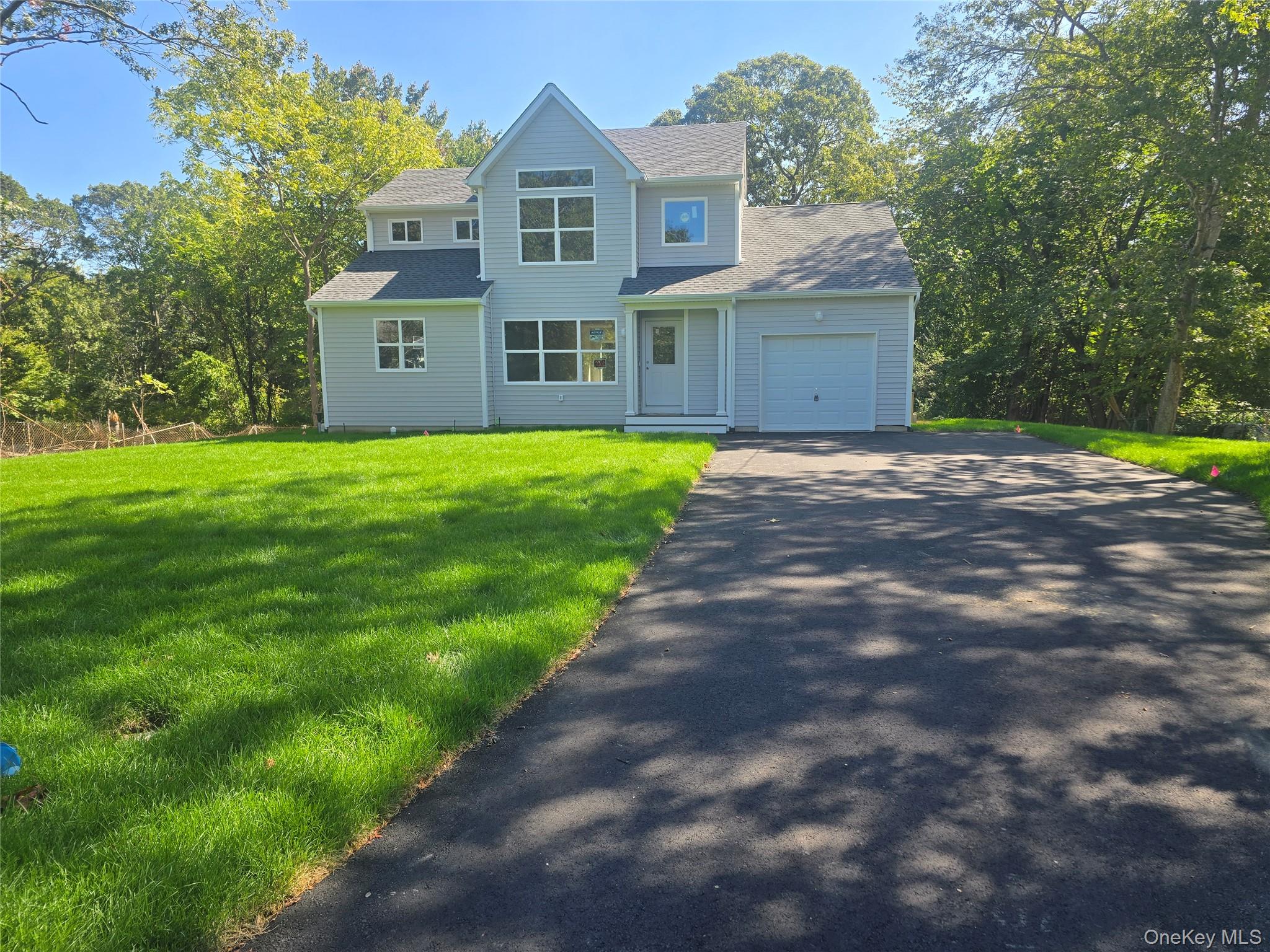 #1 photo, 465 Mill Road, מחוז סאפוק Coram , NY 11727