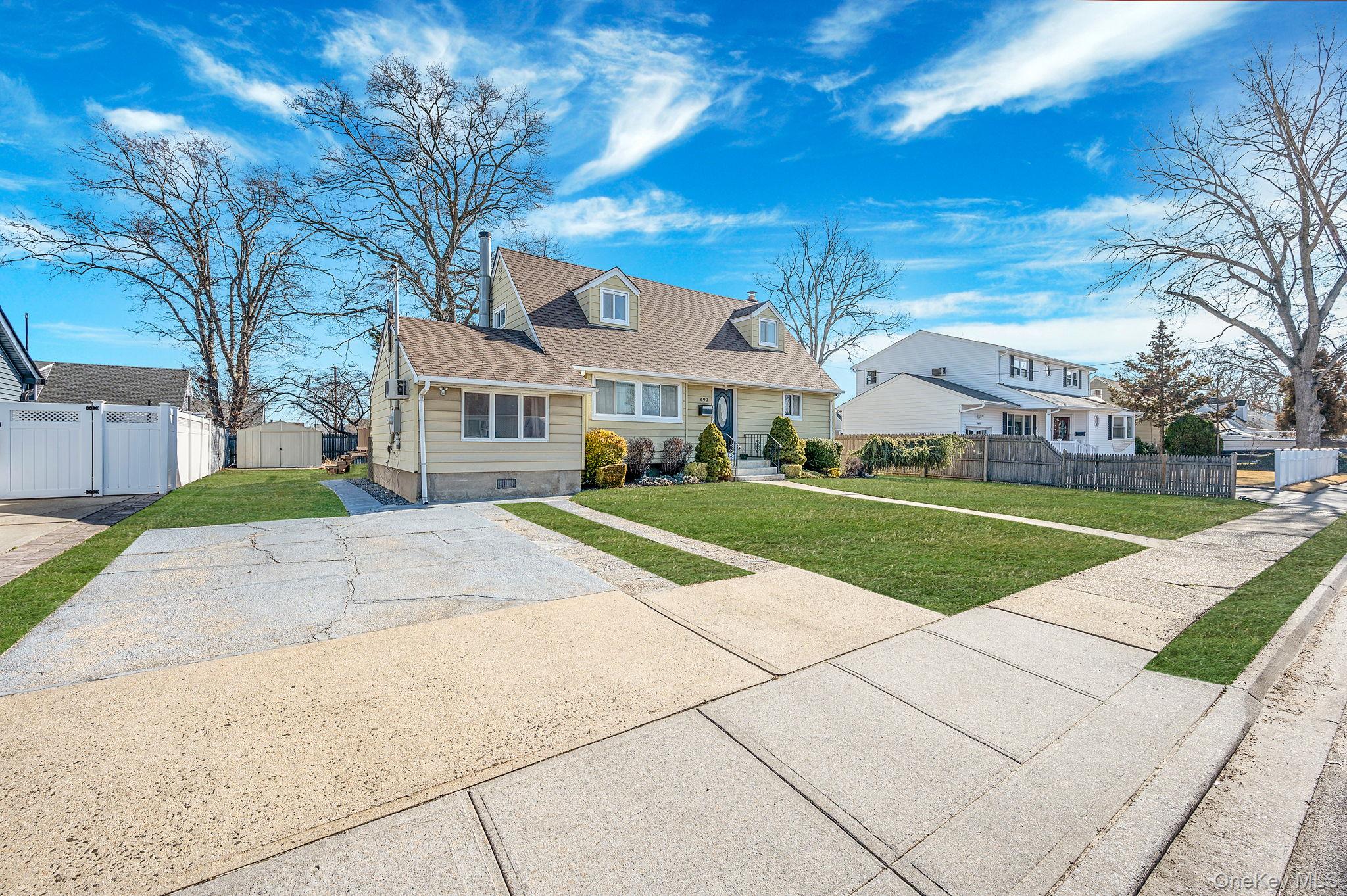 #2 photo, 690 N Delaware Avenue, Lindenhurst , NY 11757