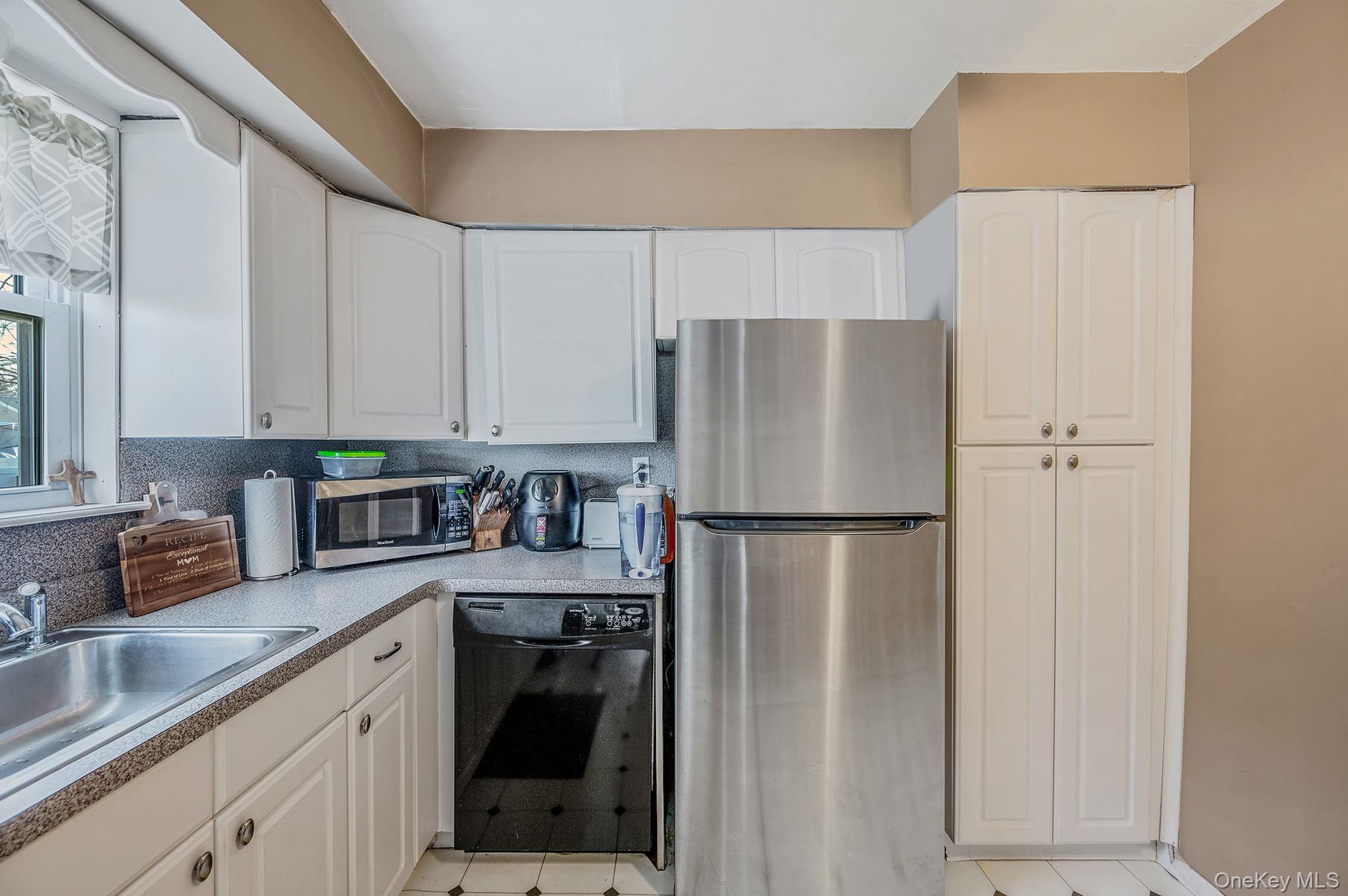 #3 photo, 690 N Delaware Avenue, Lindenhurst , NY 11757