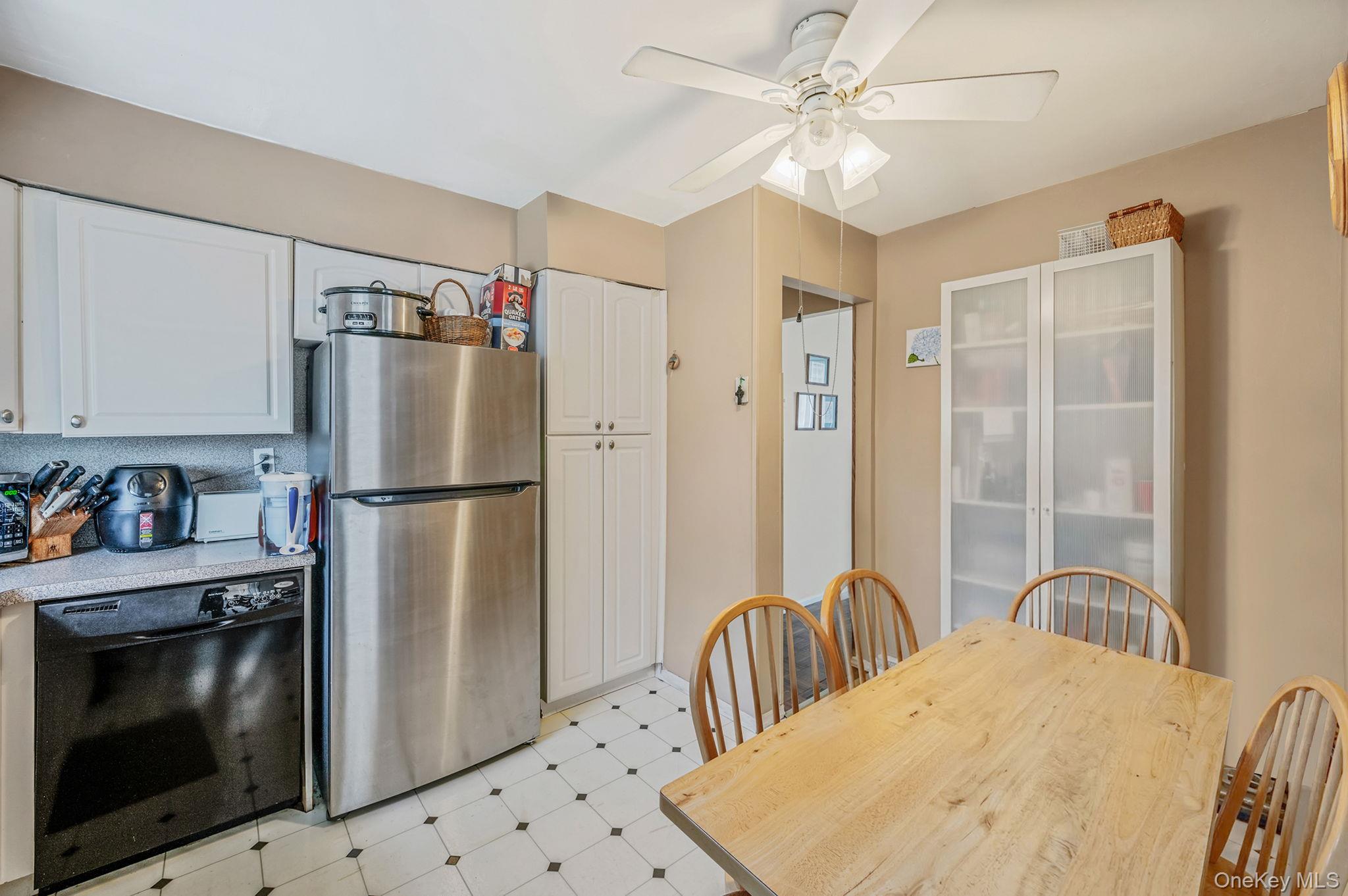 #4 photo, 690 N Delaware Avenue, Lindenhurst , NY 11757