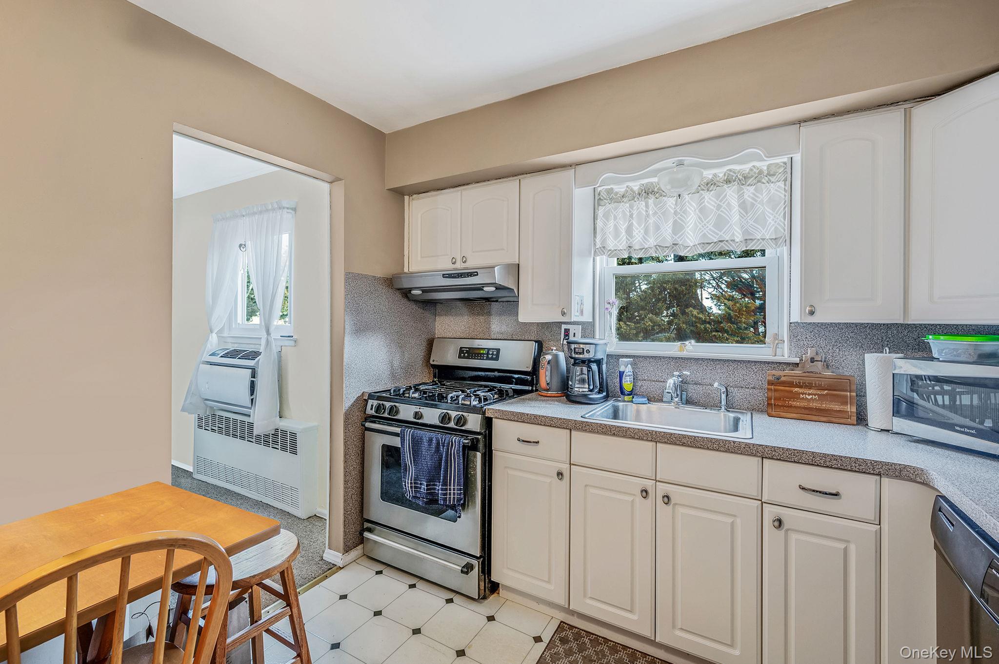 #5 photo, 690 N Delaware Avenue, Lindenhurst , NY 11757