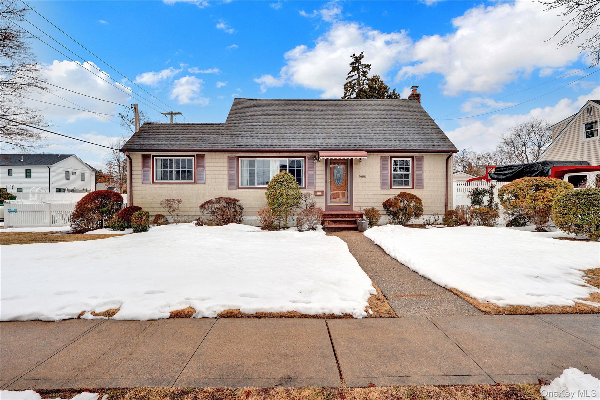 #3 photo, 2242 6th Street, नासाउ काउंटी East Meadow , NY 11554