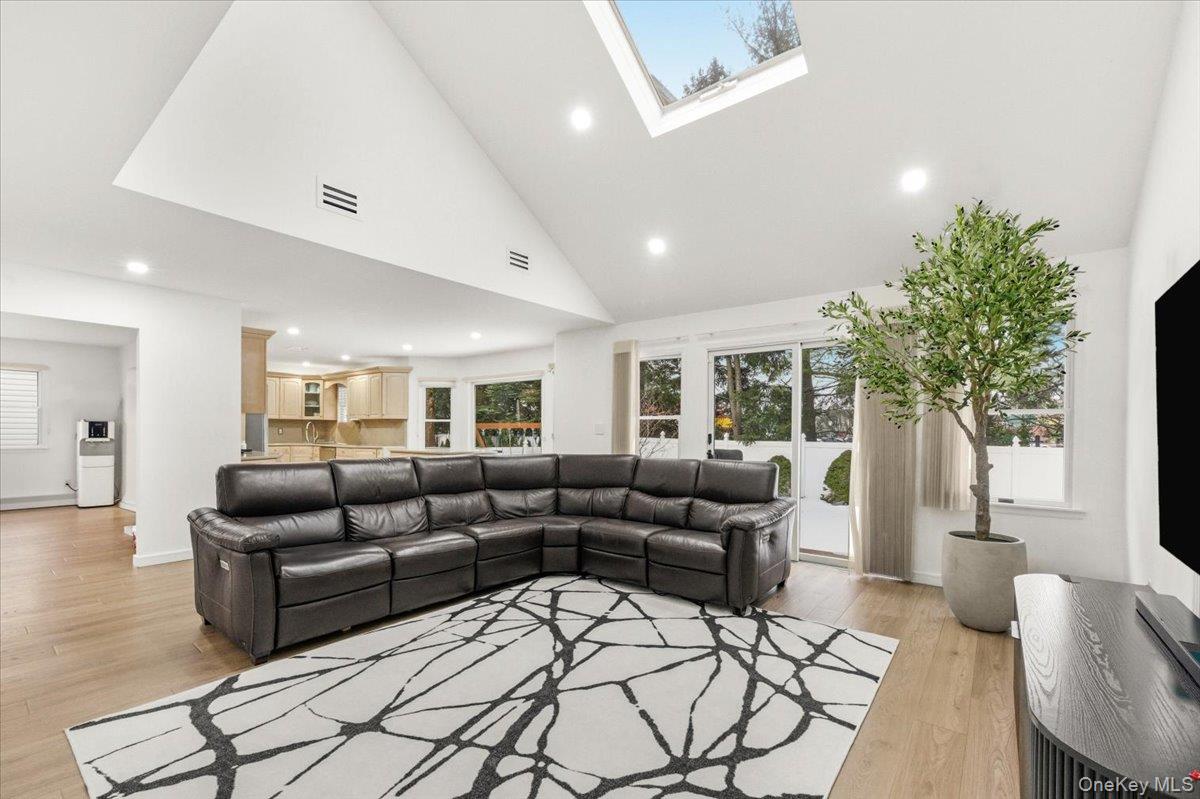 #15 photo, 1662 Park Avenue, New Hyde Park , NY 11040