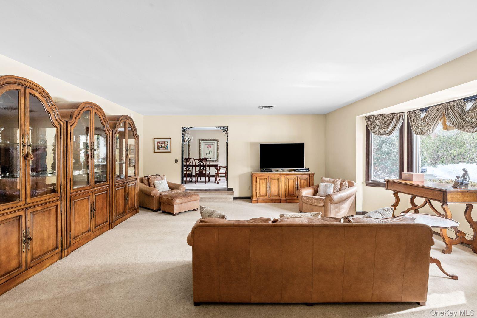 #8 photo, 10 Dorchester Drive, Muttontown , NY 11545