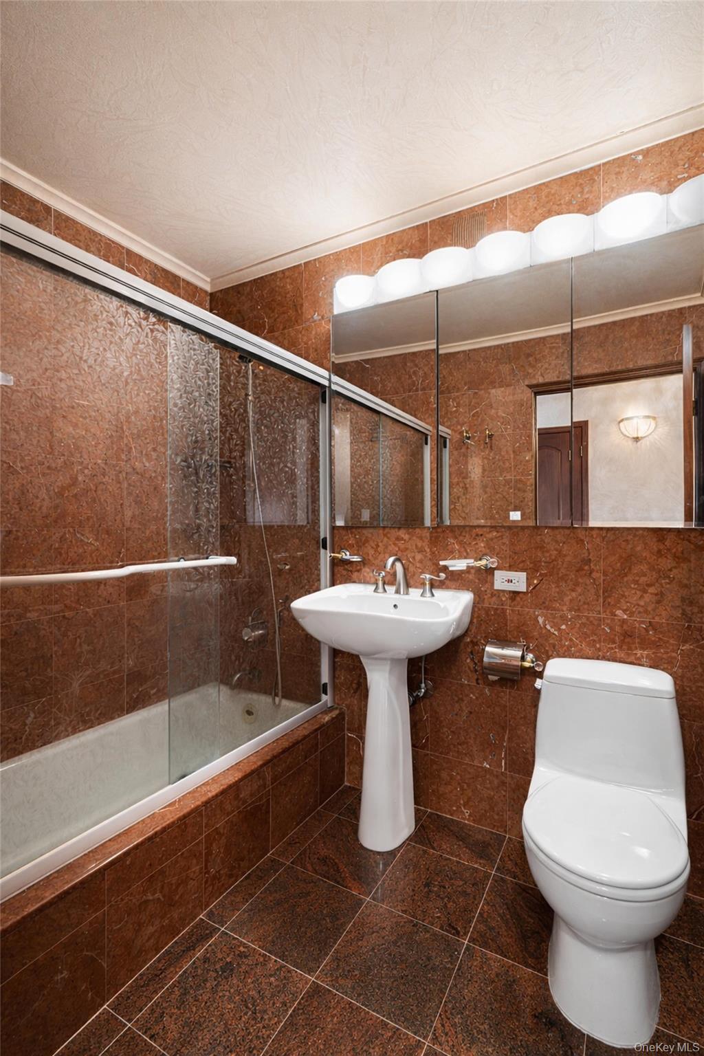 #11 photo, 112-01 Queens Boulevard, קווינס Forest Hills , NY 11375