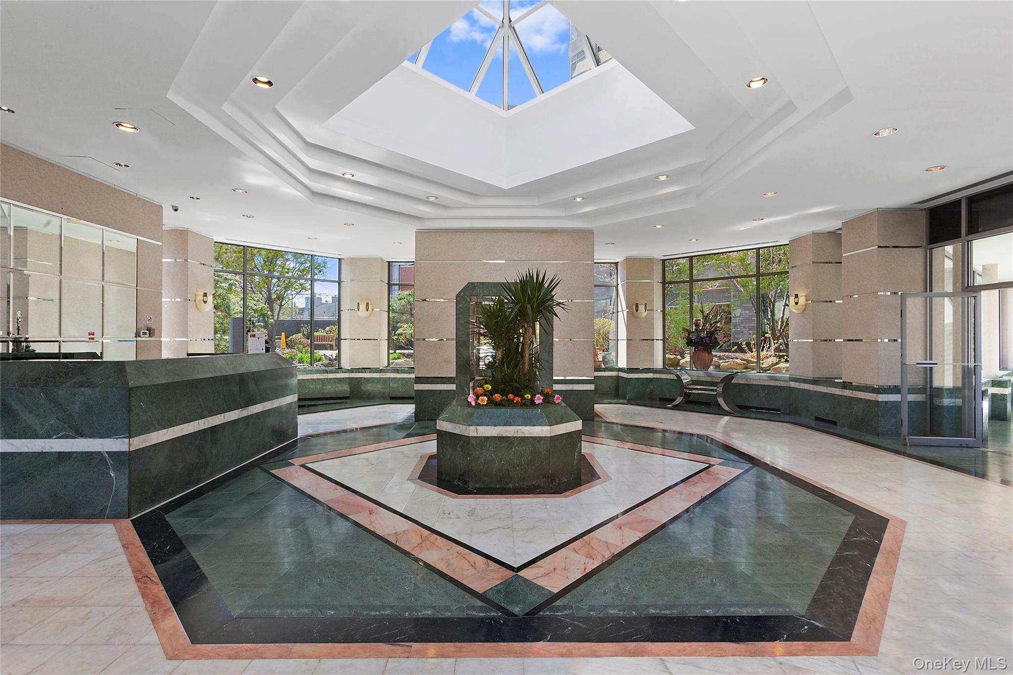 #18 photo, 112-01 Queens Boulevard, קווינס Forest Hills , NY 11375