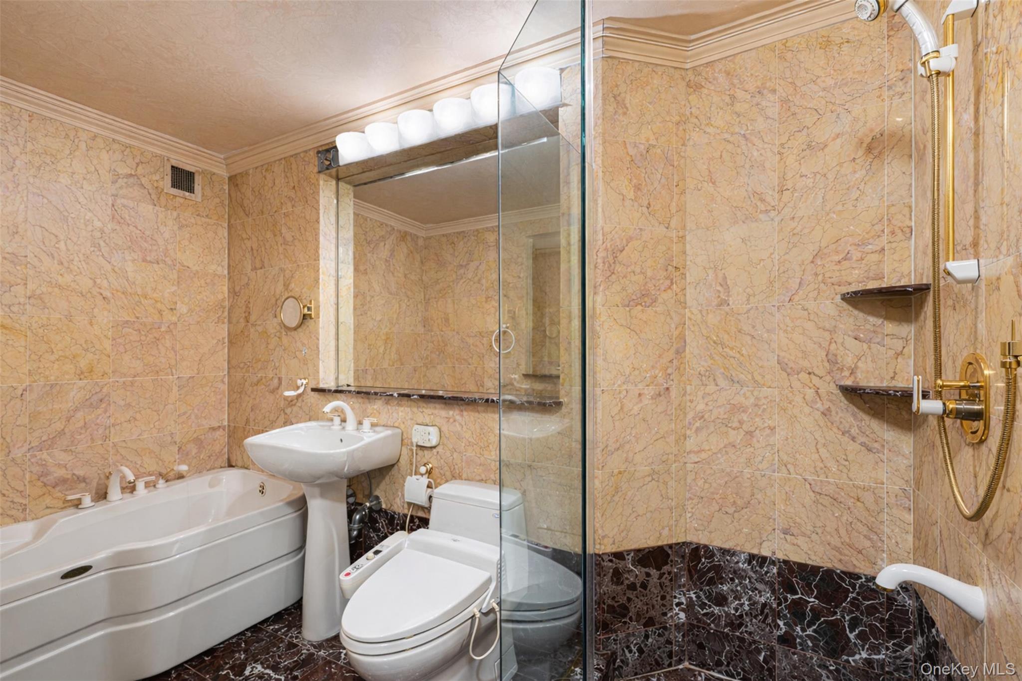 #8 photo, 112-01 Queens Boulevard, קווינס Forest Hills , NY 11375