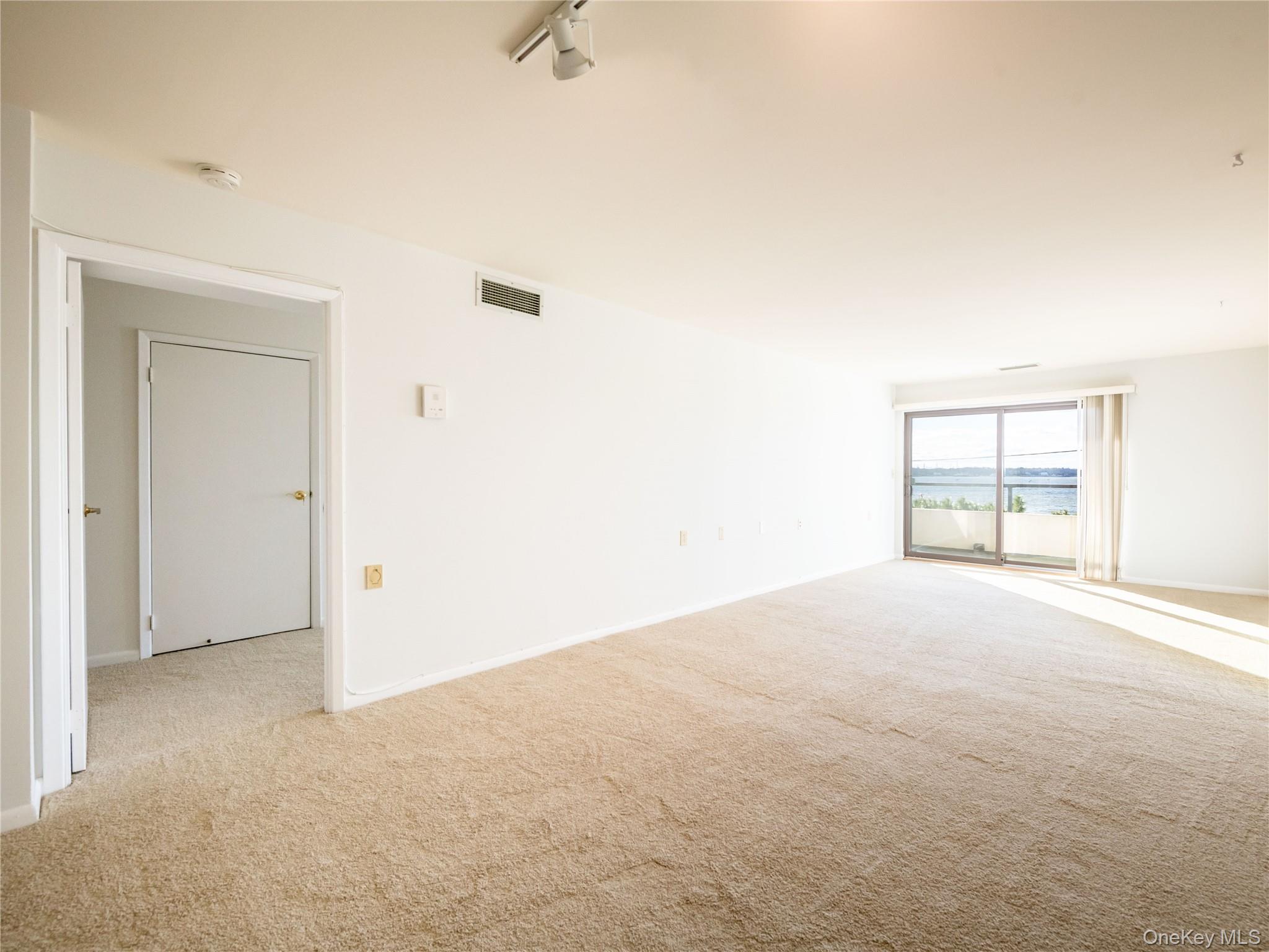 #11 photo, 372 Main Street, নাসাউ কাউন্টি Port Washington , NY 11050