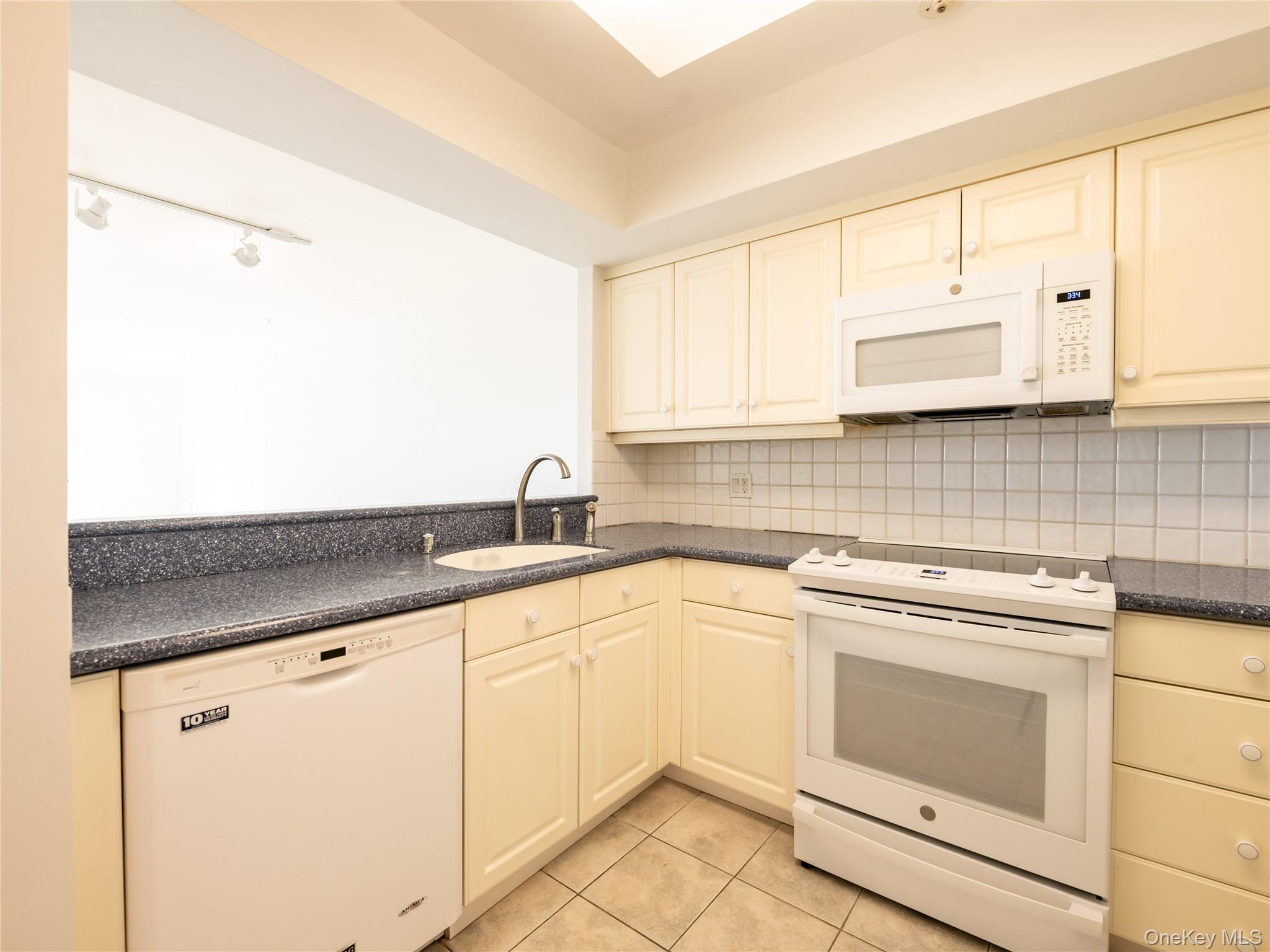 #7 photo, 372 Main Street, নাসাউ কাউন্টি Port Washington , NY 11050