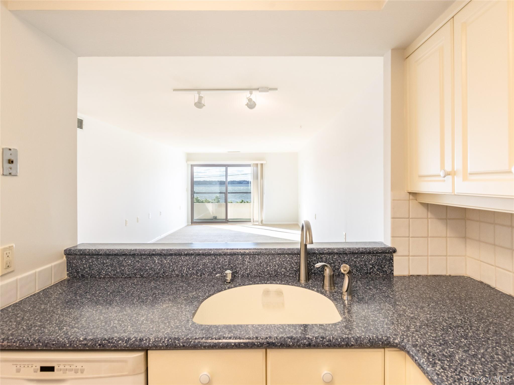 #9 photo, 372 Main Street, নাসাউ কাউন্টি Port Washington , NY 11050