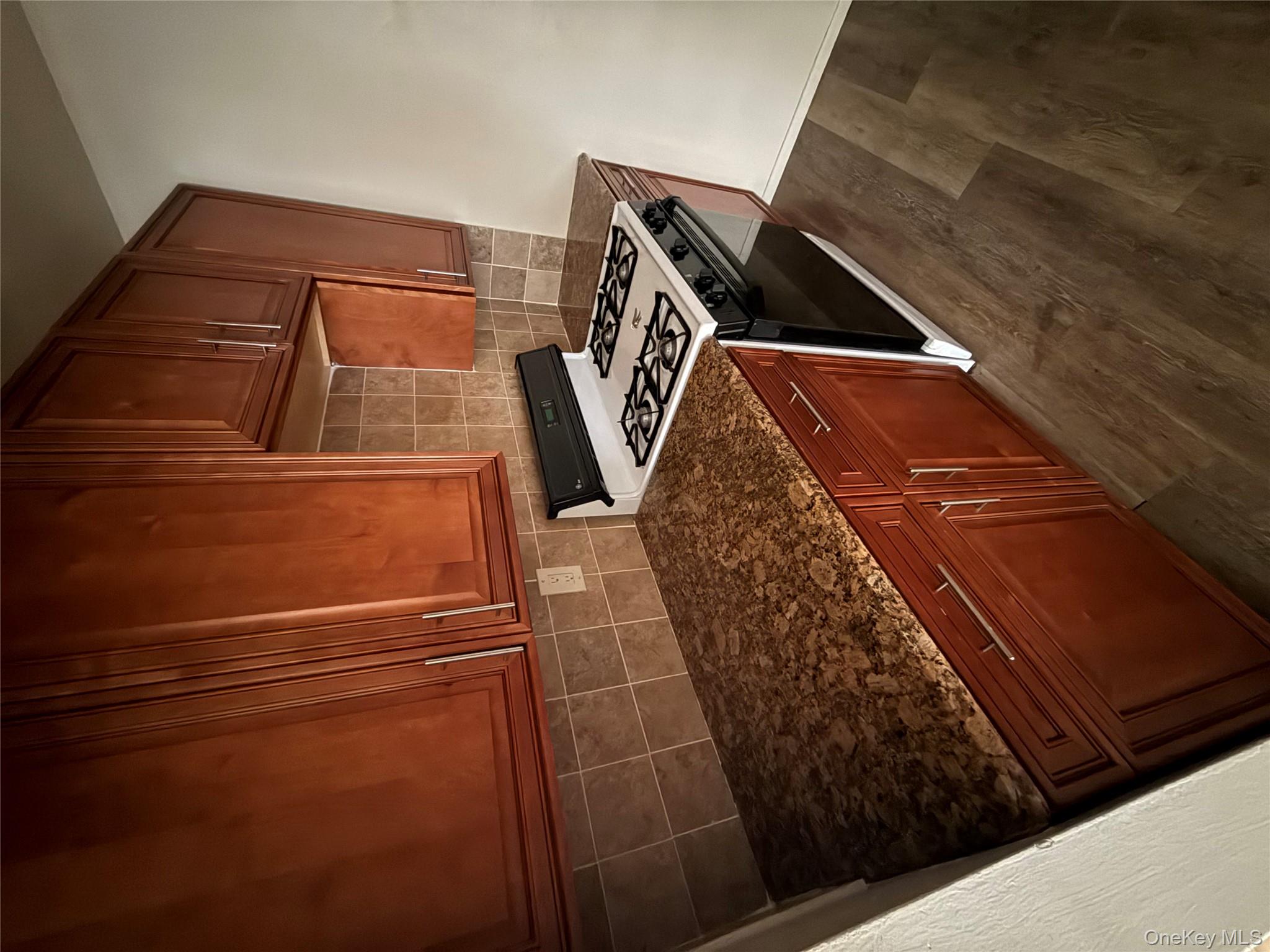 #3 photo, 190 First Street, नासाउ काउंटी Mineola , NY 11501