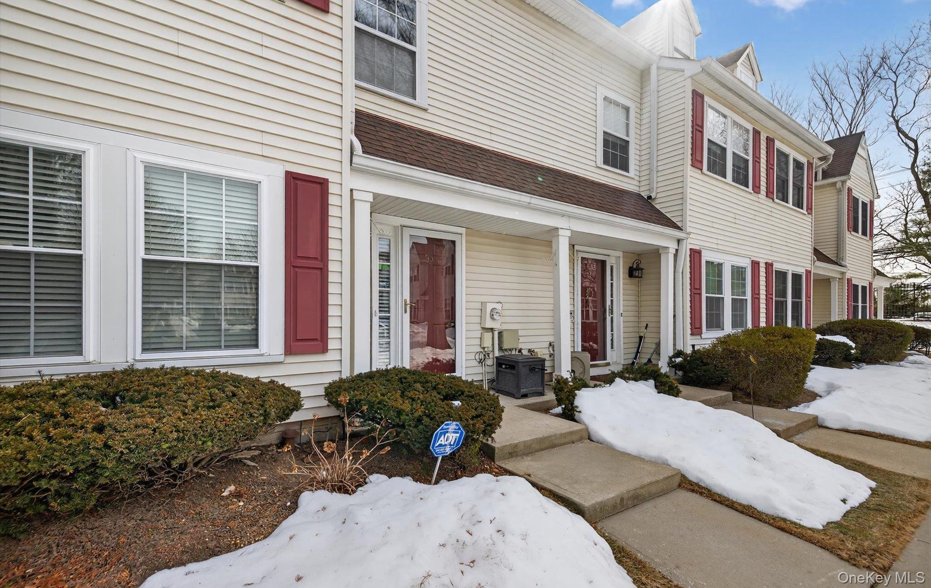 #4 photo, 32 Stratford Green, Farmingdale , NY 11735