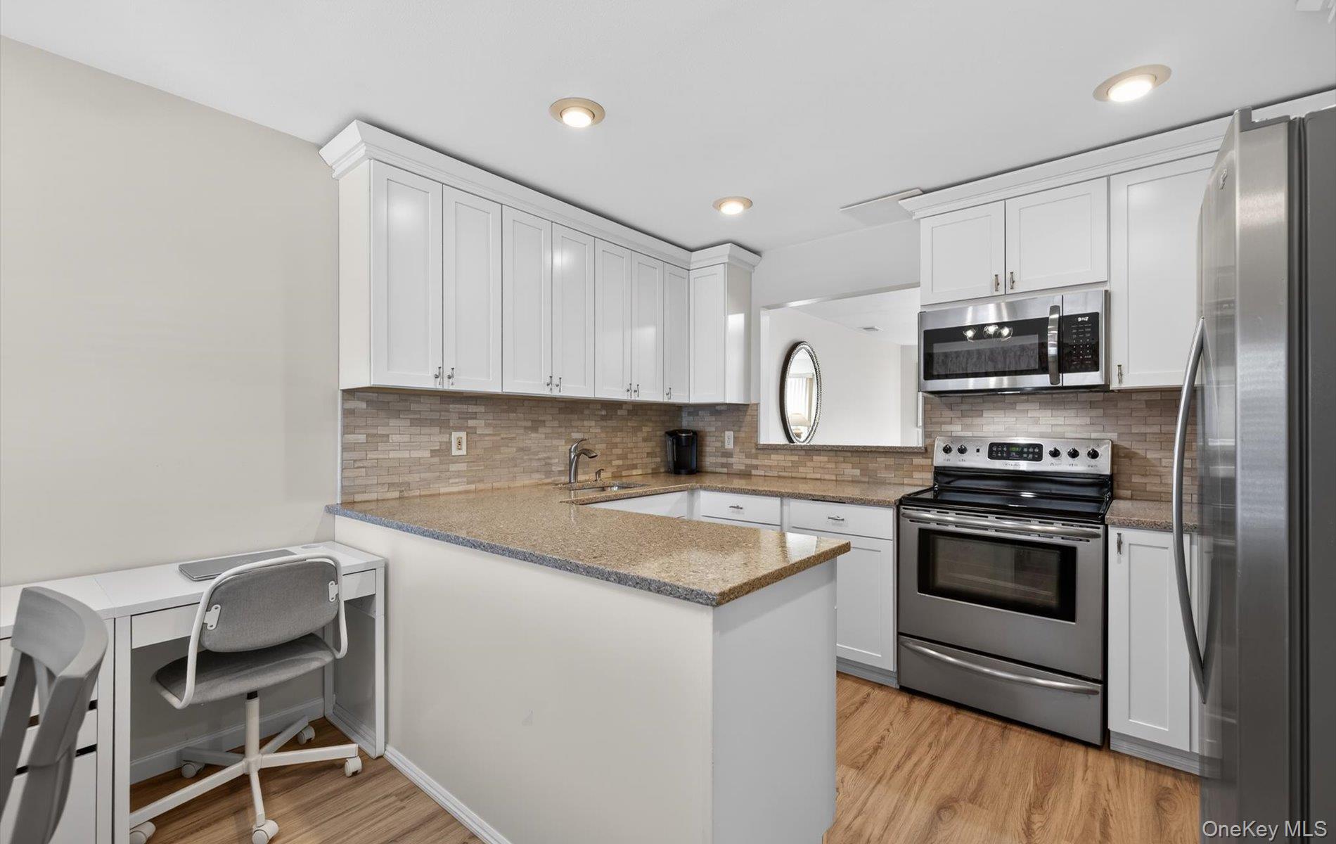 #7 photo, 32 Stratford Green, Farmingdale , NY 11735