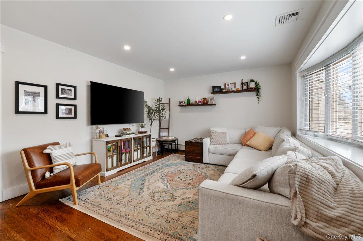 #2 photo, 152 Manor Street, Нассау ‖ Plainview , NY 11803