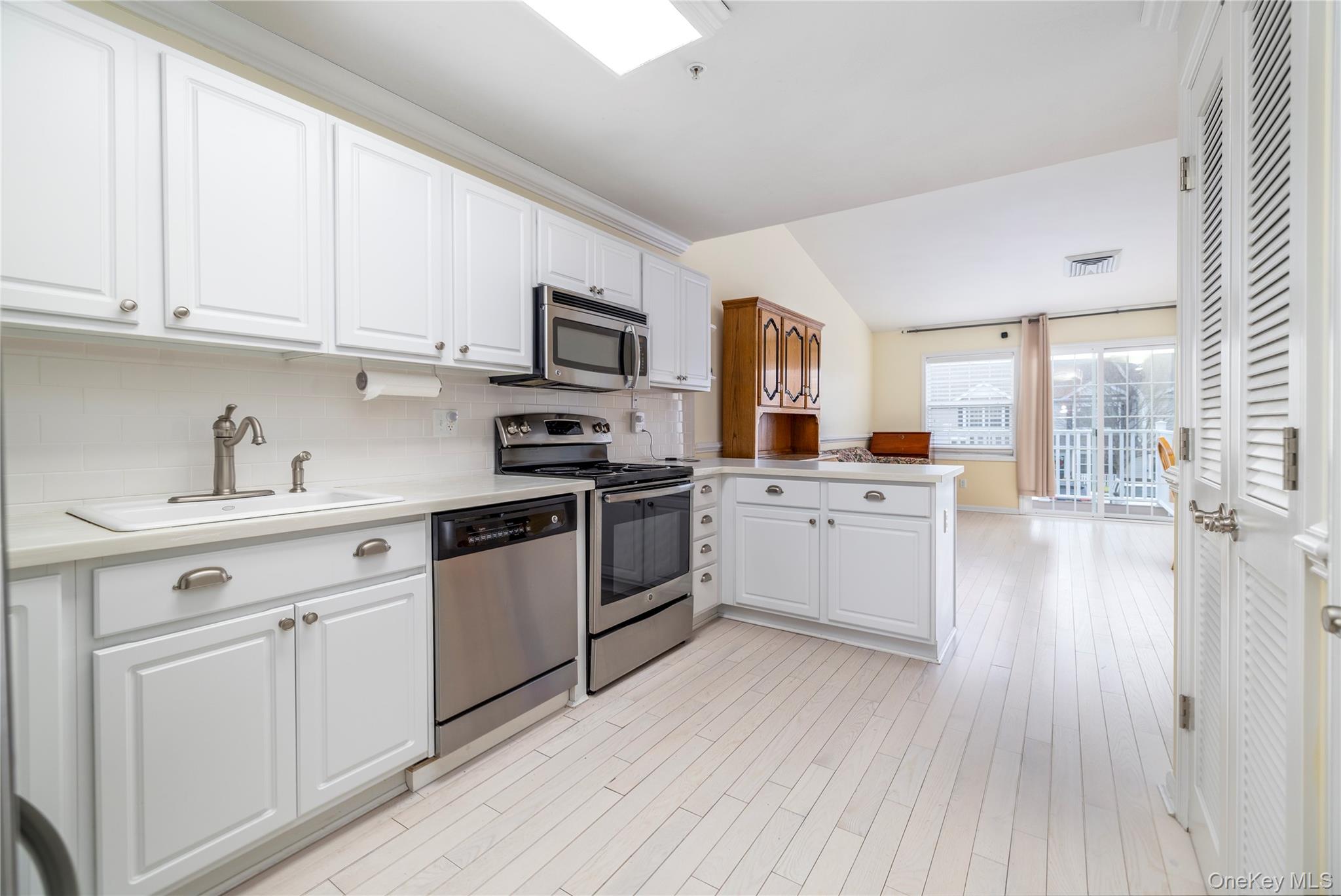 #12 photo, 418 Willow Lane, 长岛 Valley Stream , NY 11580