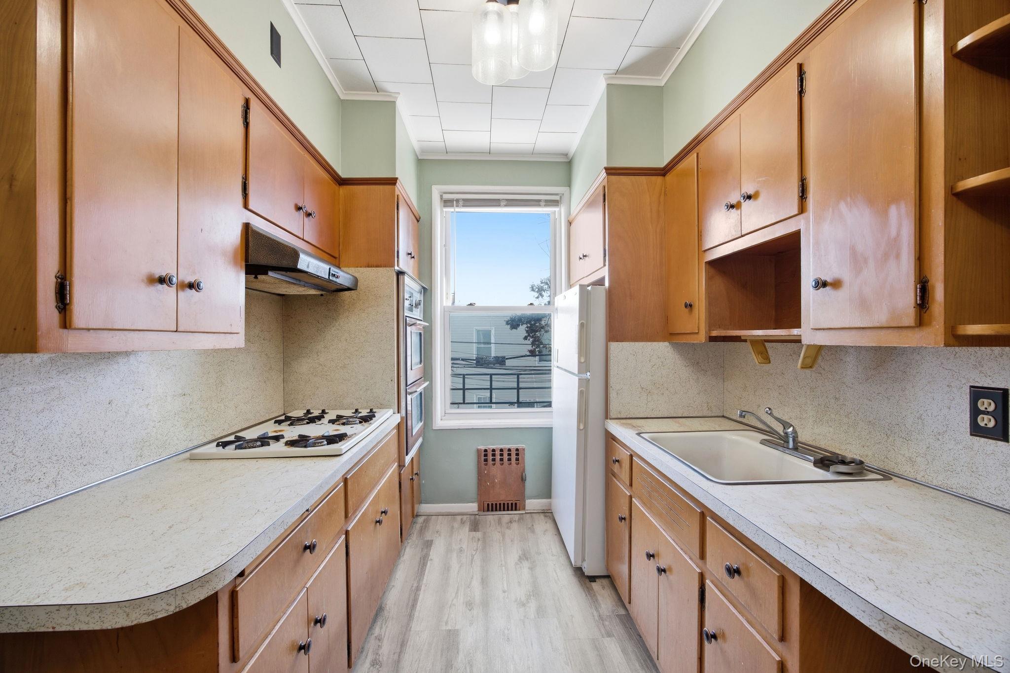 #12 photo, 7861 75th Street, कुईंस Glendale , NY 11385