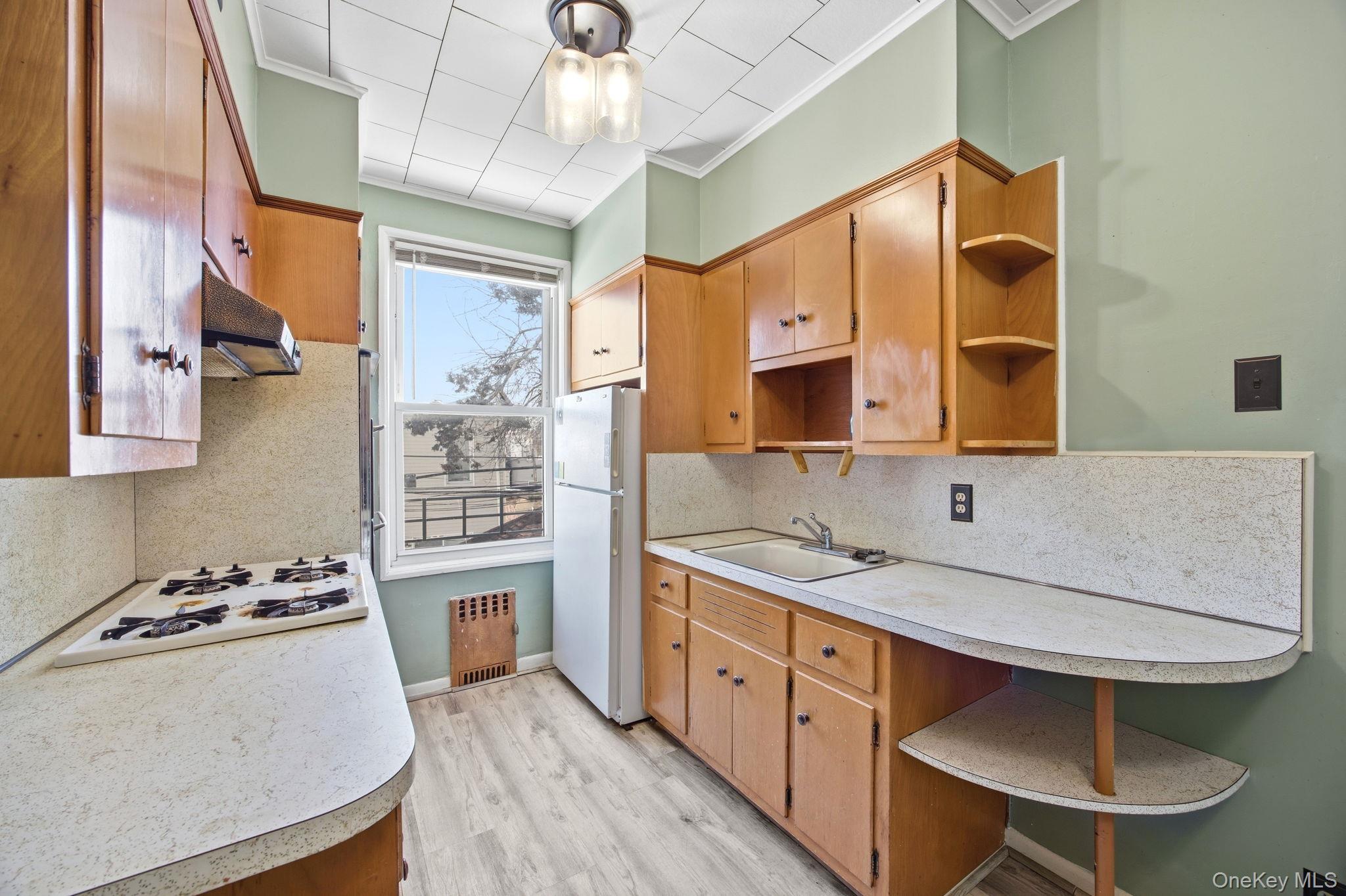 #13 photo, 7861 75th Street, कुईंस Glendale , NY 11385