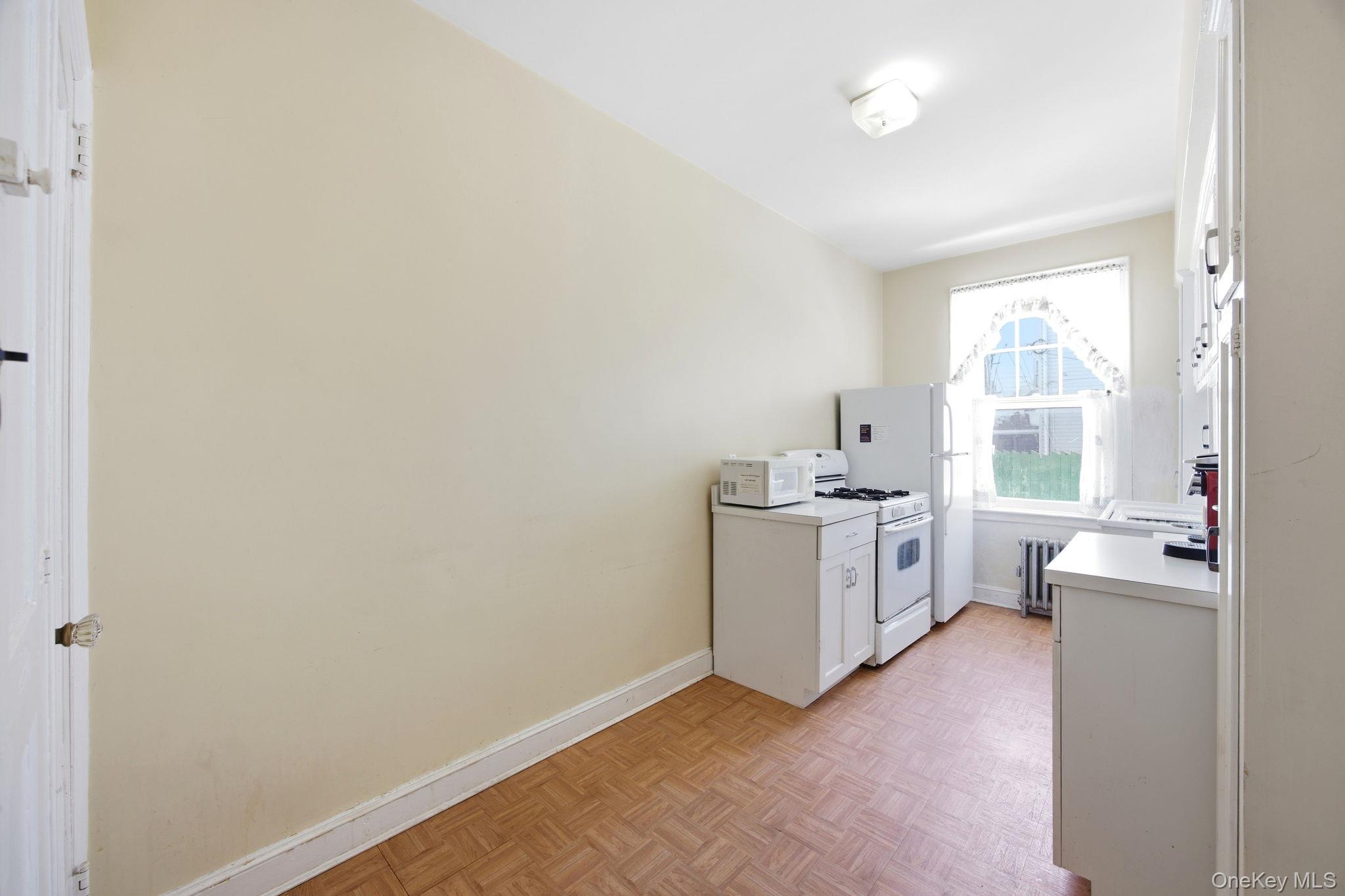 #18 photo, 7861 75th Street, कुईंस Glendale , NY 11385